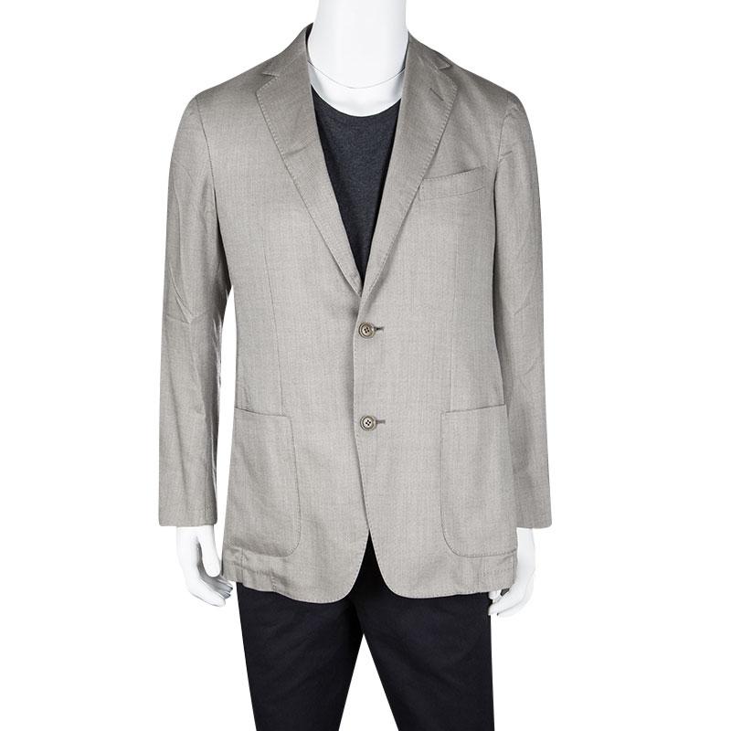 A blazer as finely tailored as this one from Ermenegildo Zegna deserves to be in your closet. It has been made from quality materials and it flaunts long sleeves and notched lapels with front button fastenings. It'll look perfect with trousers, a