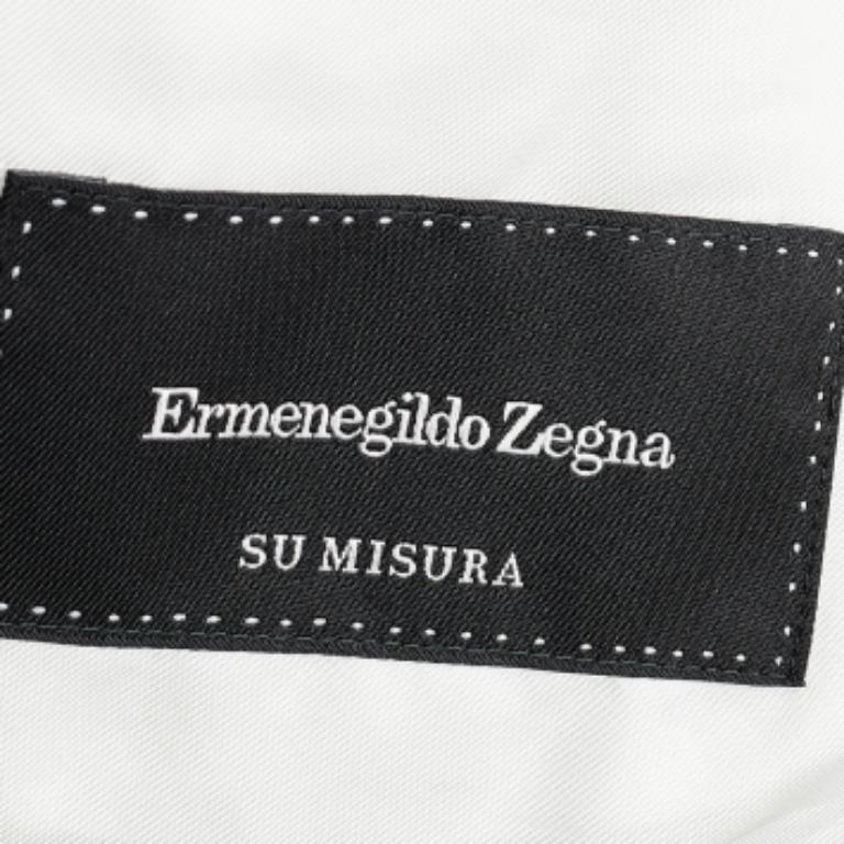 Aggiungi un tocco di lusso al tuo look con questo blazer di Ermenegildo Zegna. Un capo ben confezionato, questo è realizzato in lana con una tonalità beige e una vestibilità elegante. Ha una chiusura a due bottoni e maniche lunghe. Abbinalo a una