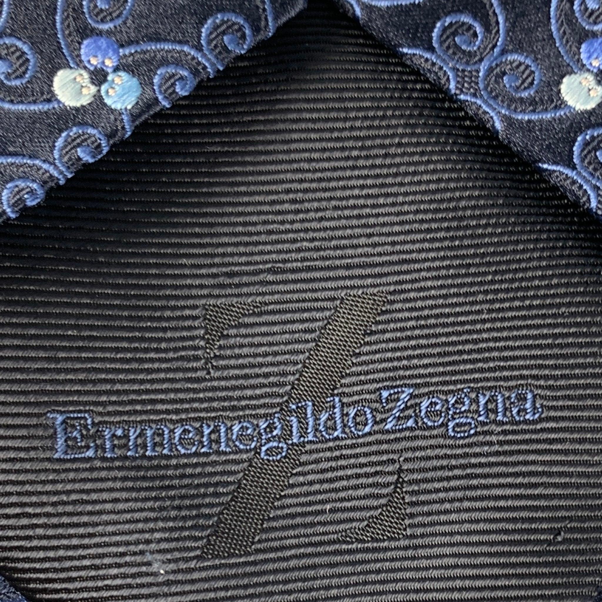 ERMENEGILDO ZEGNA Cravate tourbillonnante noire et bleue en satin de soie Pour hommes en vente