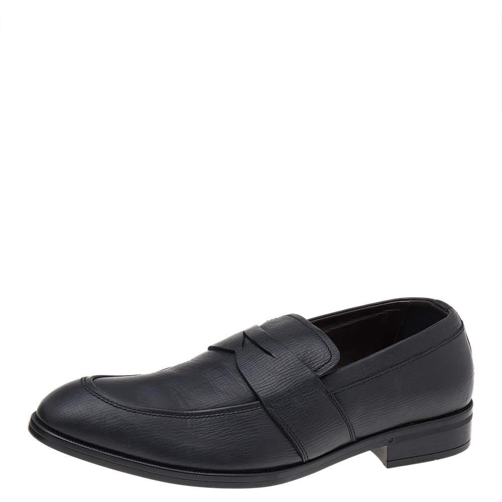 Stylish and super comfortable, this pair of loafers by Ermenegildo Zegna will make a great addition to your shoe collection. They have been crafted from leather and styled with penny keeper straps. Leather insoles and outsoles beautifully complete