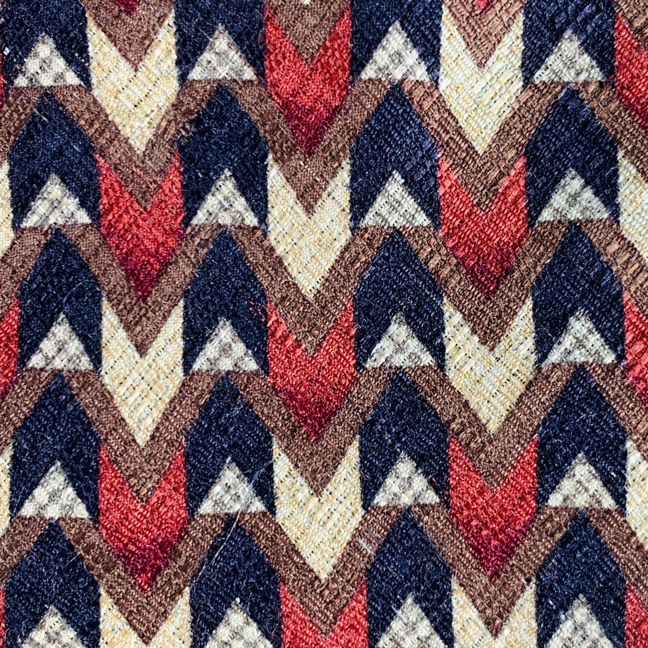 Cravatta Ermenegildo Zegna in seta nera e multicolore con motivo astratto. Made in Italy.Ottime condizioni di usato. Diversi piccoli difetti. 

Misure: 
  Larghezza: 3,5 pollici Lunghezza: 60 pollici 

  
  
 
Riferimento Sui Generis: