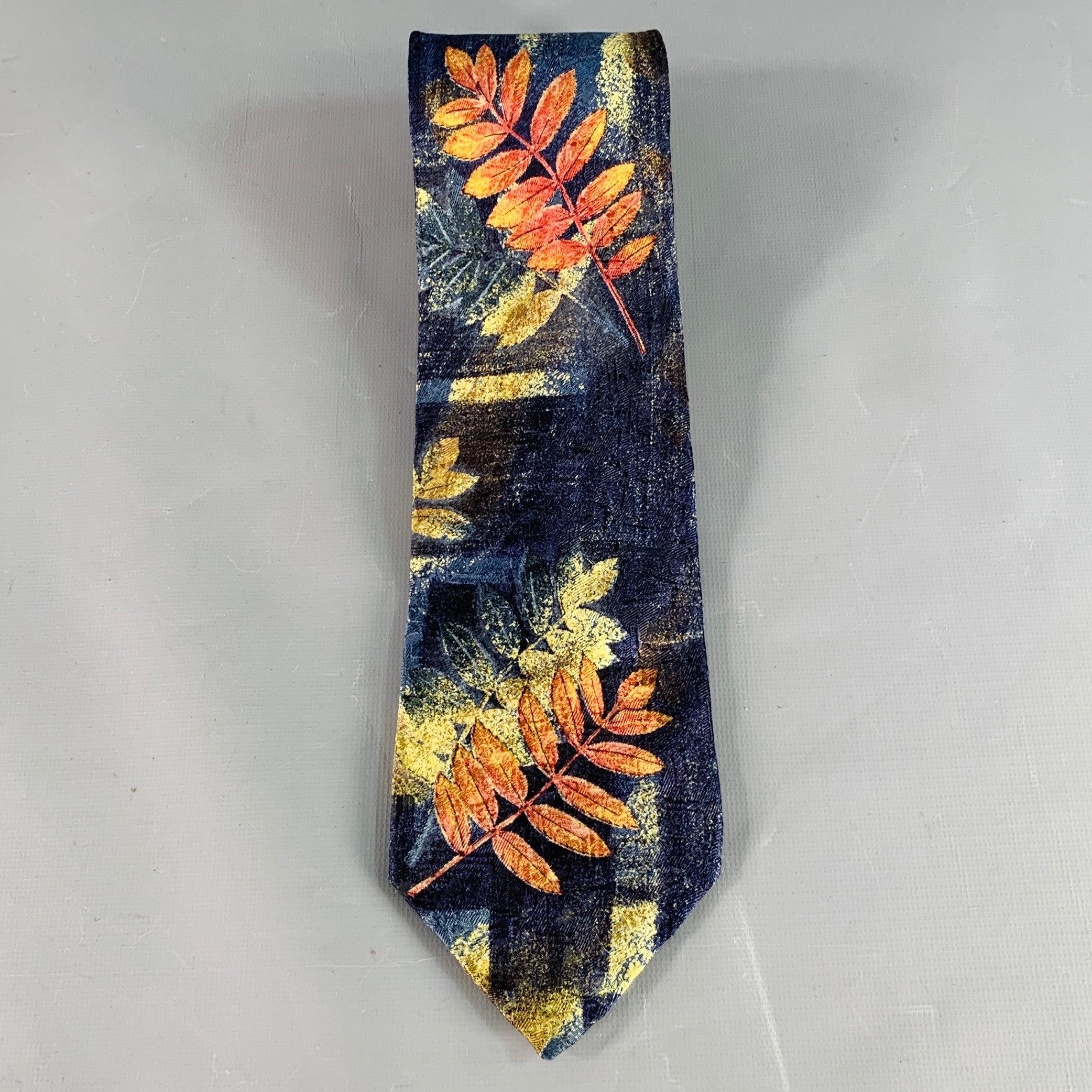Cravatta Ermenegildo Zegna in seta nera con motivo a foglie multicolore. Made in Italy. Eccellente condizione di usato. 

Misure: 
  Larghezza: 3,75 pollici Lunghezza: 58 pollici 

  
  
 
Riferimento Sui Generis: 139687
Categoria: