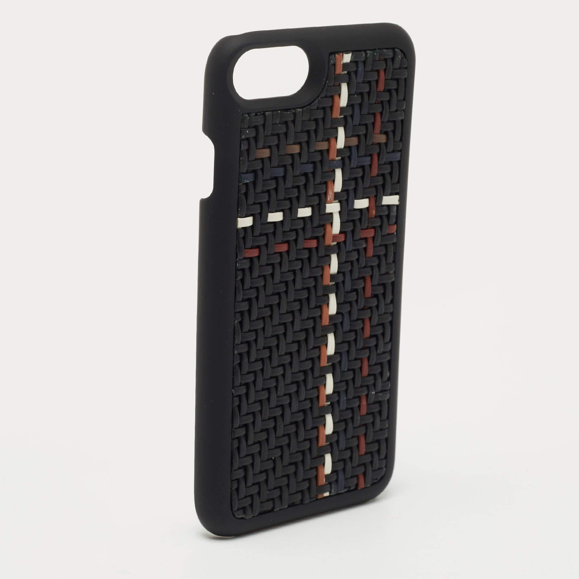 Cosa c'è di meglio di oggetti che sono funzionali e allo stesso tempo degni di essere sfoggiati? Questa splendida cover di Ermenegildo Zegna è stata progettata in modo intelligente per proteggere il tuo telefono da qualsiasi urto.  graffi  e polvere.