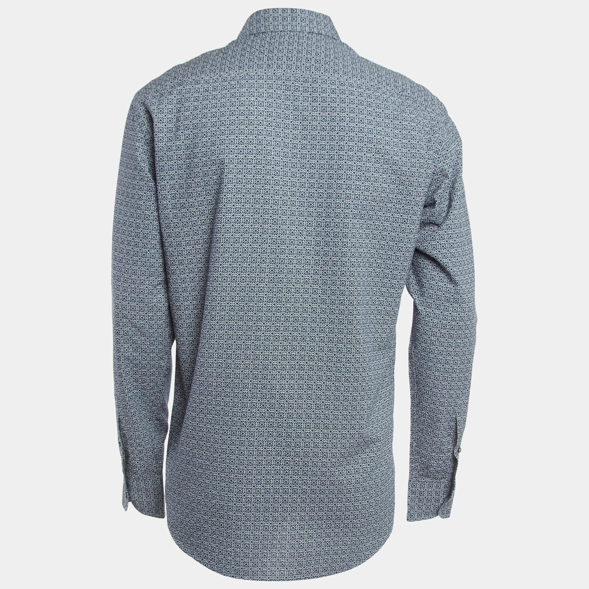 Le camicie sono una parte indispensabile del guardaroba, quindi questo marchio ti propone una creazione versatile ed elegante. È stato realizzato con materiali di qualità in una tonalità versatile. La camicia è caratterizzata da elementi firmati e