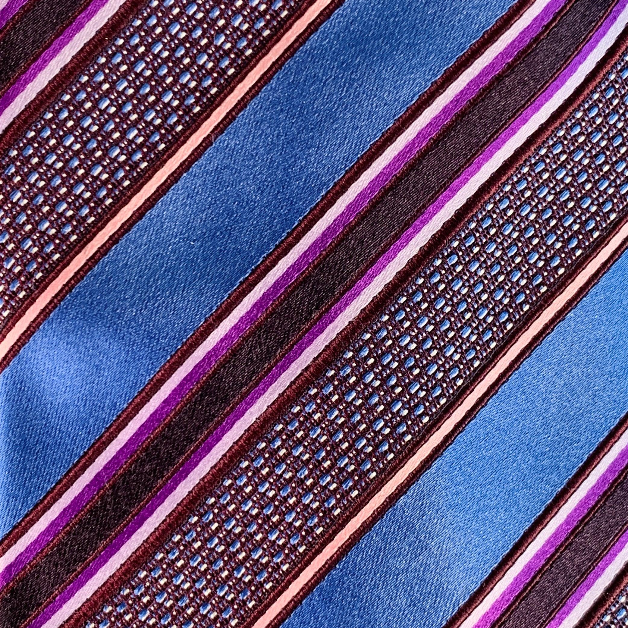 Cravatta Ermenegildo Zegna in seta blu e viola con motivo a righe diagonali. Made in Italy. Eccellente condizione di usato. 

Misure: 
  Larghezza: 3,25 pollici Lunghezza: 60 pollici 

  
  
 
Riferimento Sui Generis: 140701
Categoria: