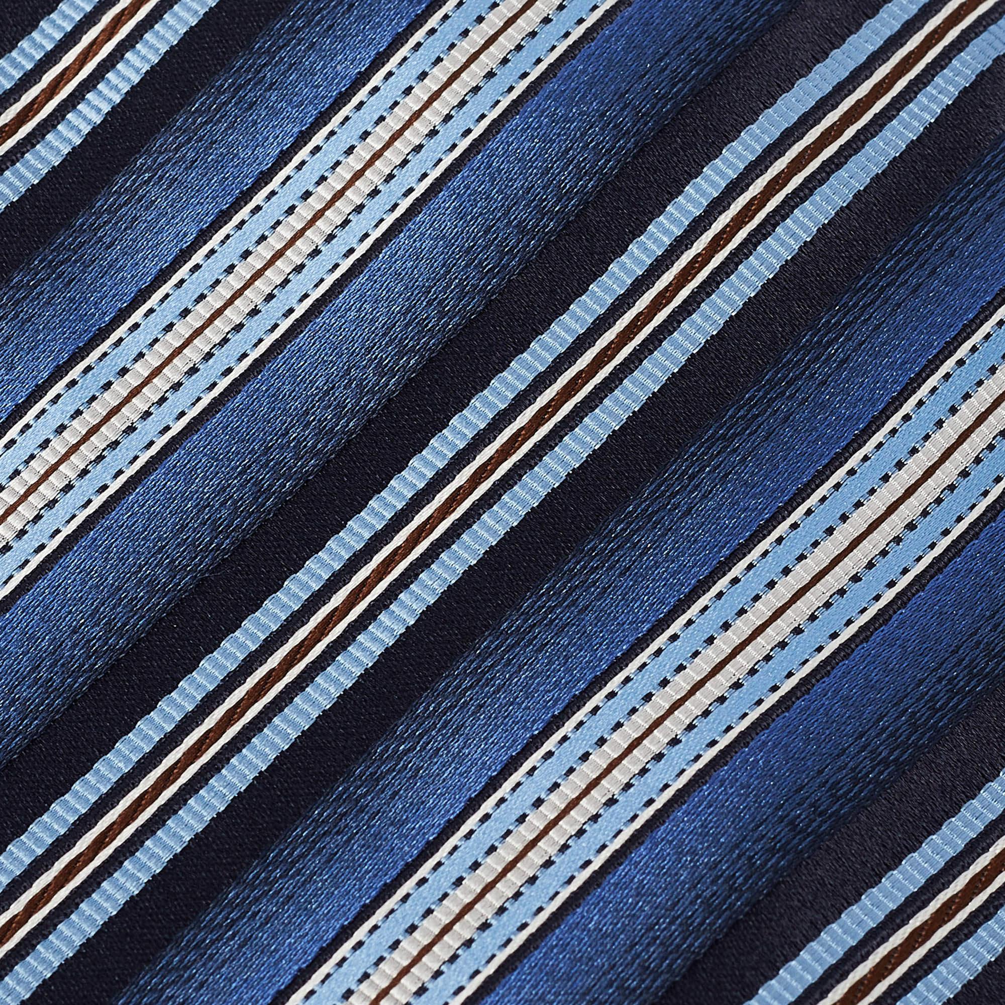 This tie is a perfect formal accessory that has a sharp and modern appeal. Made from luxurious materials it features intricate patterns and the brand label is neatly stitched at the back. It is sure to add oodles of style to your blazers.