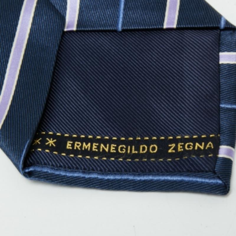 Questa cravatta di Ermenegildo Zegna è un perfetto accessorio formale dal fascino moderno e deciso. Realizzata con materiali lussuosi, presenta motivi intricati e l'etichetta del marchio è ben cucita sul retro. Aggiungerà sicuramente un tocco di