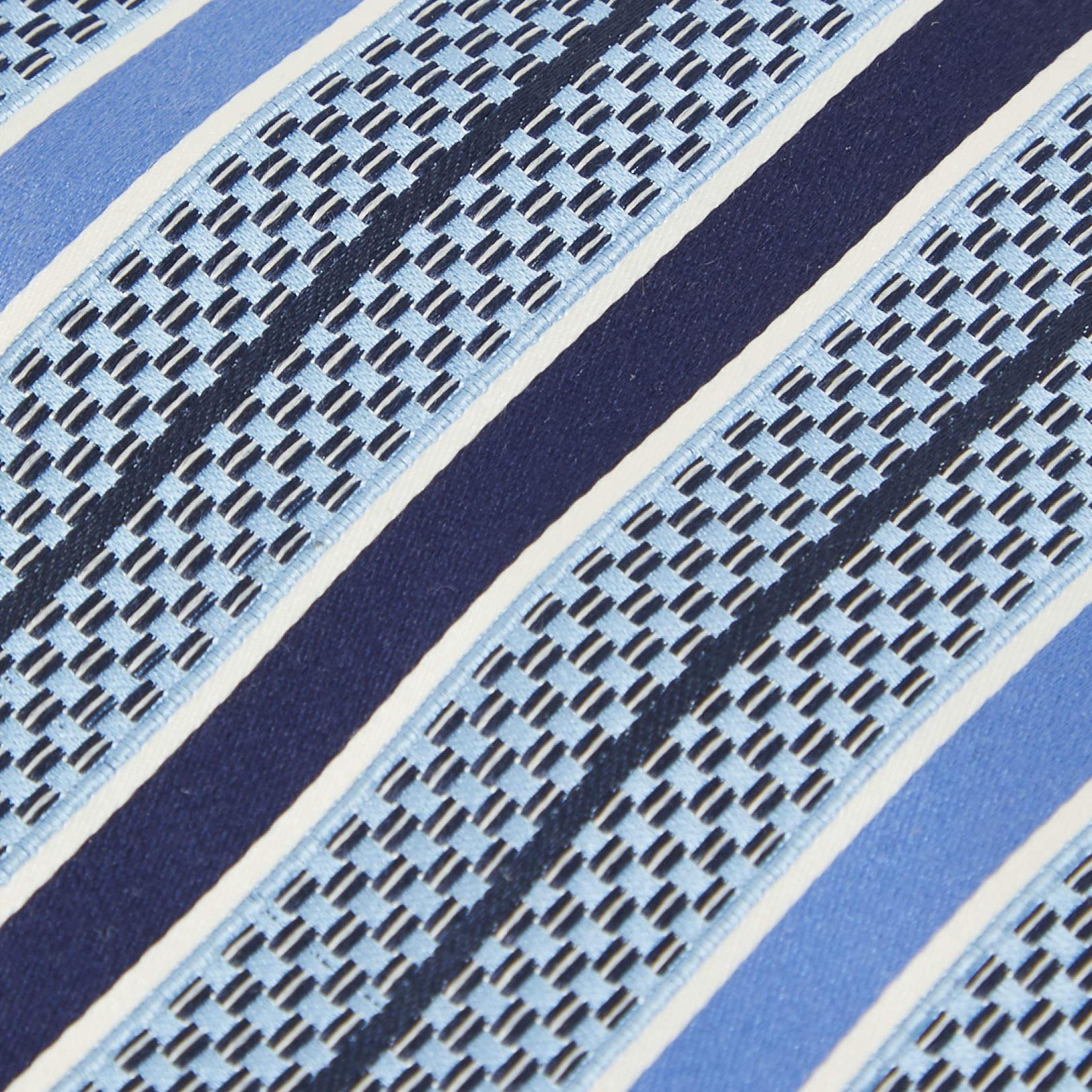 This tie is a perfect formal accessory that has a sharp and modern appeal. Made from luxurious materials it features intricate patterns and the brand label is neatly stitched at the back. It is sure to add oodles of style to your blazers.
