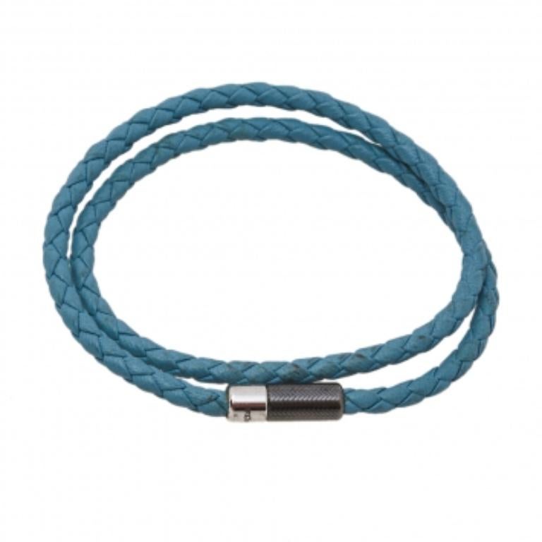 This double wrap bracelet is a smart accessory from Ermenegildo Zegna that can be paired with everything, from casual to evening outfits. Woven from leather, it is accented with a silver, logo-engraved clasp. The bracelet is long enough to