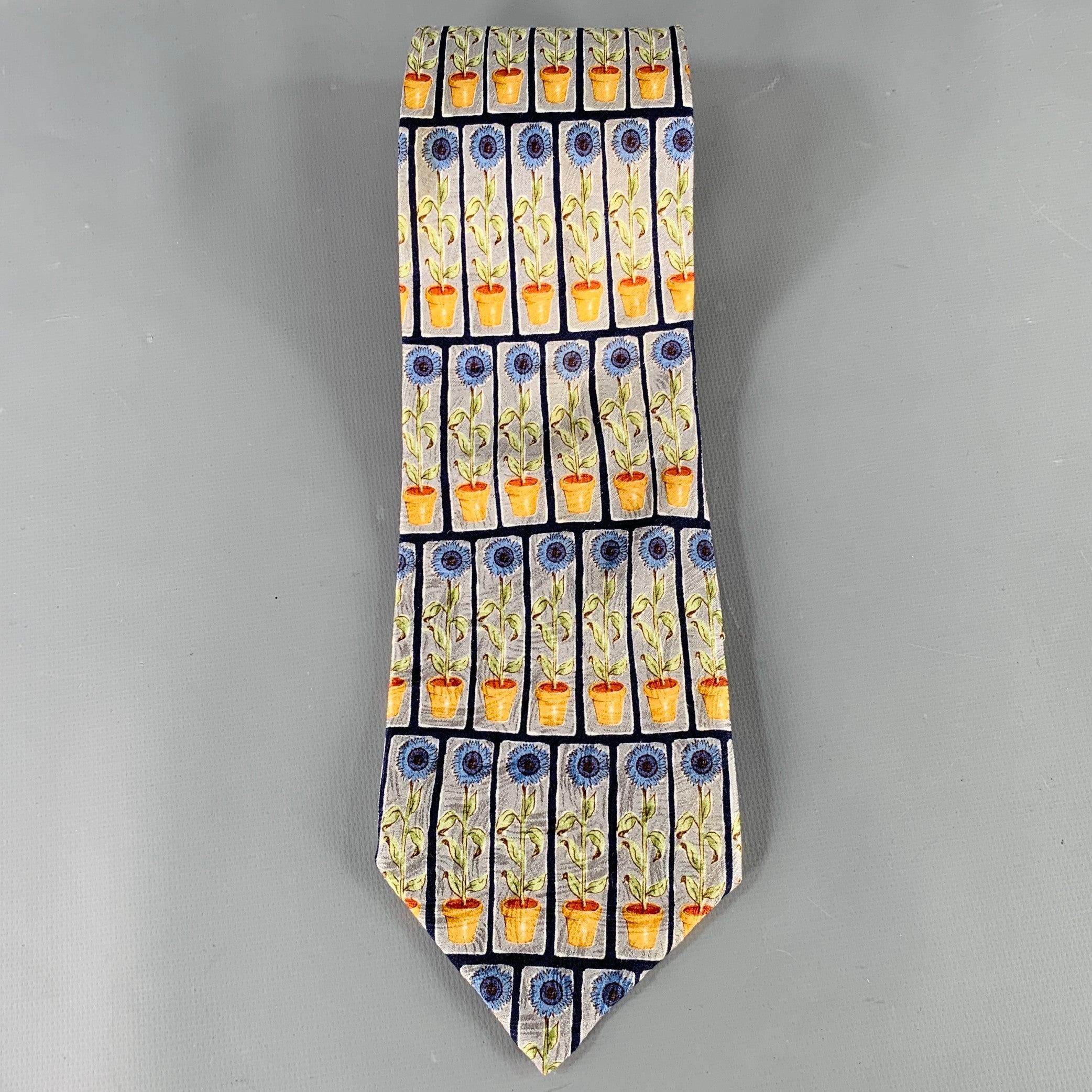 Cravatta Ermenegildo Zegna in seta blu e gialla con motivo a fiori blu. Made in Italy.Ottime condizioni di usato. 

Misure: 
  Larghezza: 3,75 pollici Lunghezza: 59 pollici 

  
  
 
Riferimento Sui Generis: 135306
Categoria: Cravatta
Ulteriori