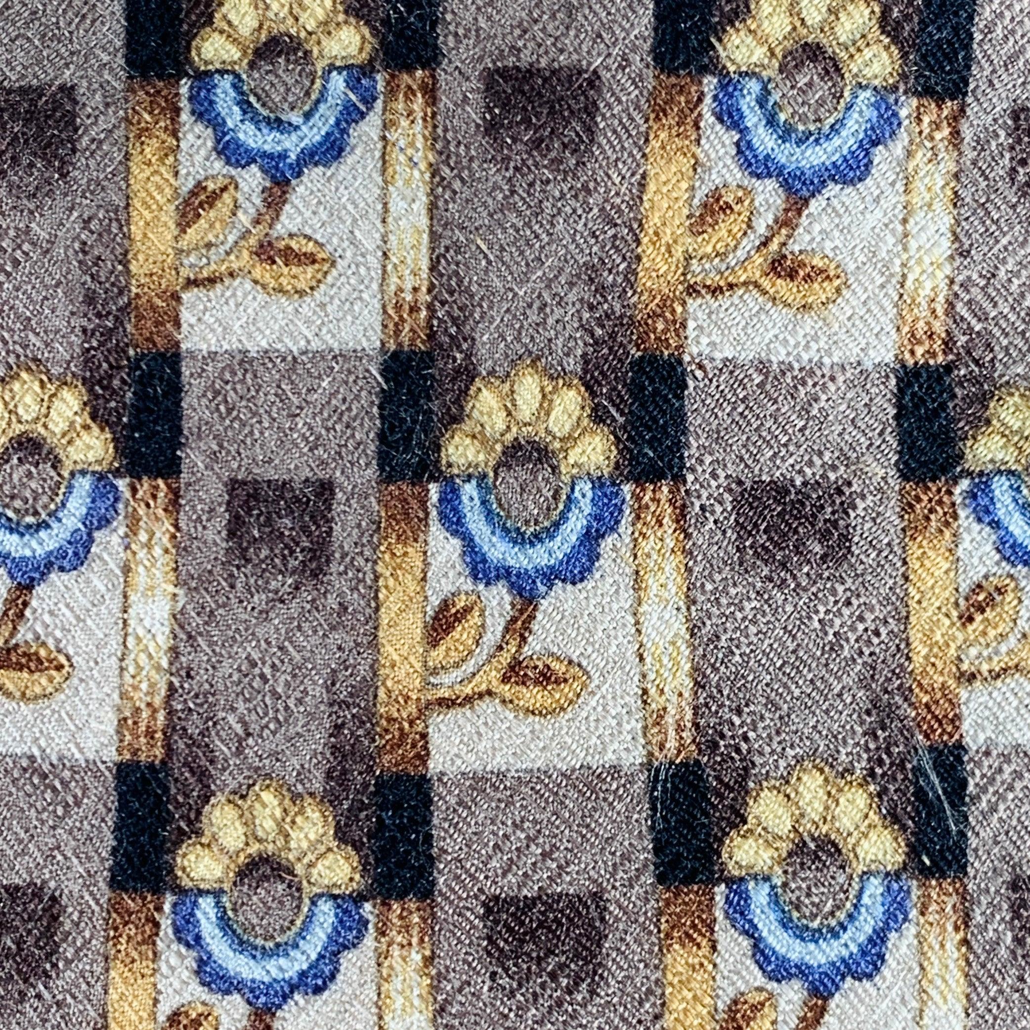 Cravatta Ermenegildo Zegna in seta marrone e beige con motivo floreale astratto. Made in Italy.Ottime condizioni di usato. Lievi segni di usura. 

Misure: 
  Larghezza: 3,75 pollici Lunghezza: 59 pollici 

  
  
 
Riferimento Sui Generis: