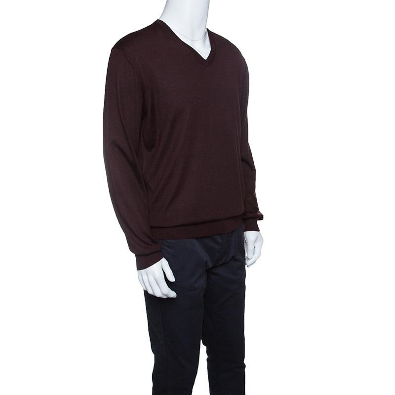 The lovely brown hue and the relaxed silhouette combine to make this Cashseta Light sweater from Ermenegildo Zegna a loved style that can be flaunted with a lot of variety. It is crafted with a blend of cashmere and silk which ensures you