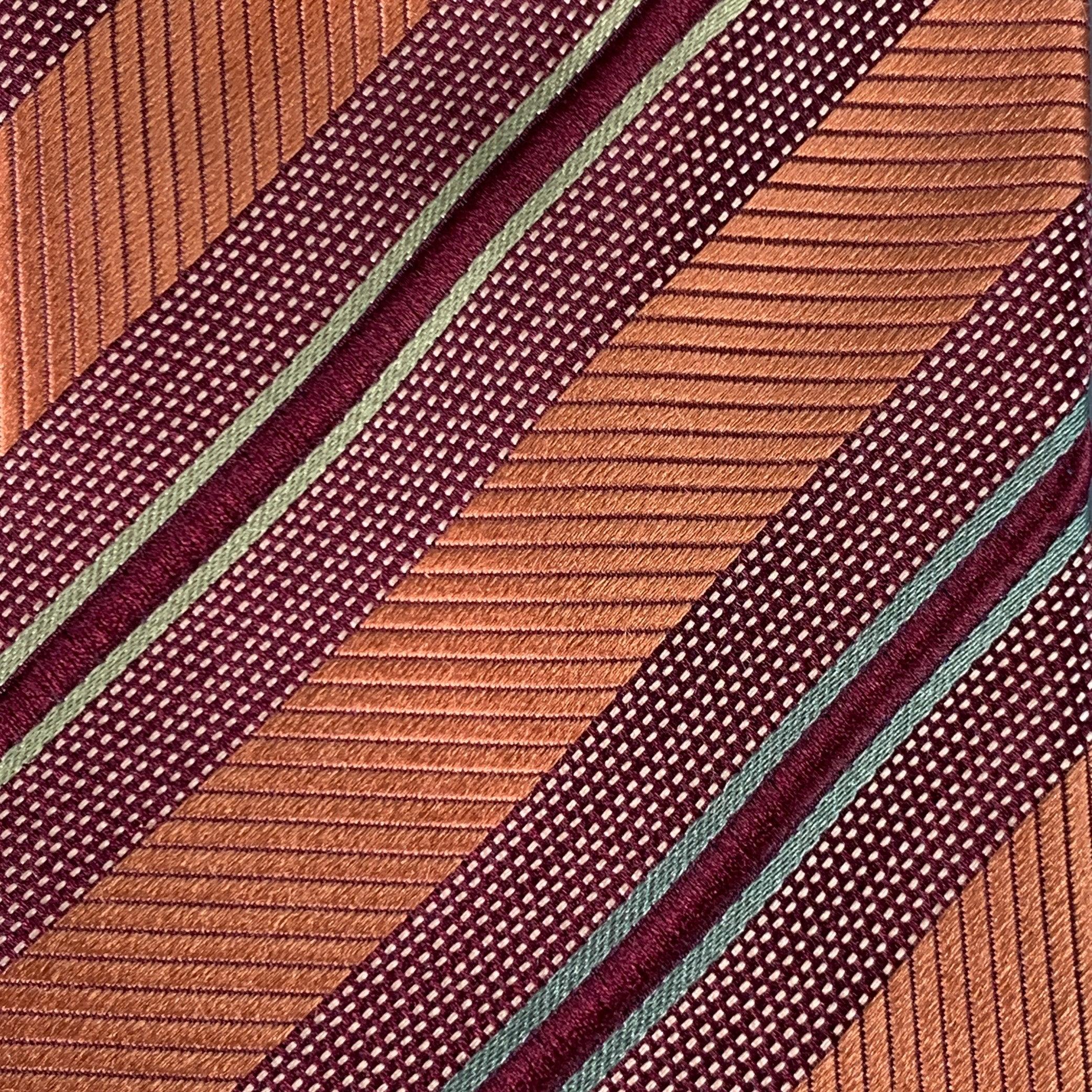 Cravate ERMENEGILDO Zegna en soie et coton mélangés marron et cuivrés, à rayures diagonales. Fabriqué en Italie. Très bon état. Marque mineure. 

Mesures : 
  Largeur : 3.25 pouces Longueur : 60 pouces  

  
  
 
Référence Sui Generis :