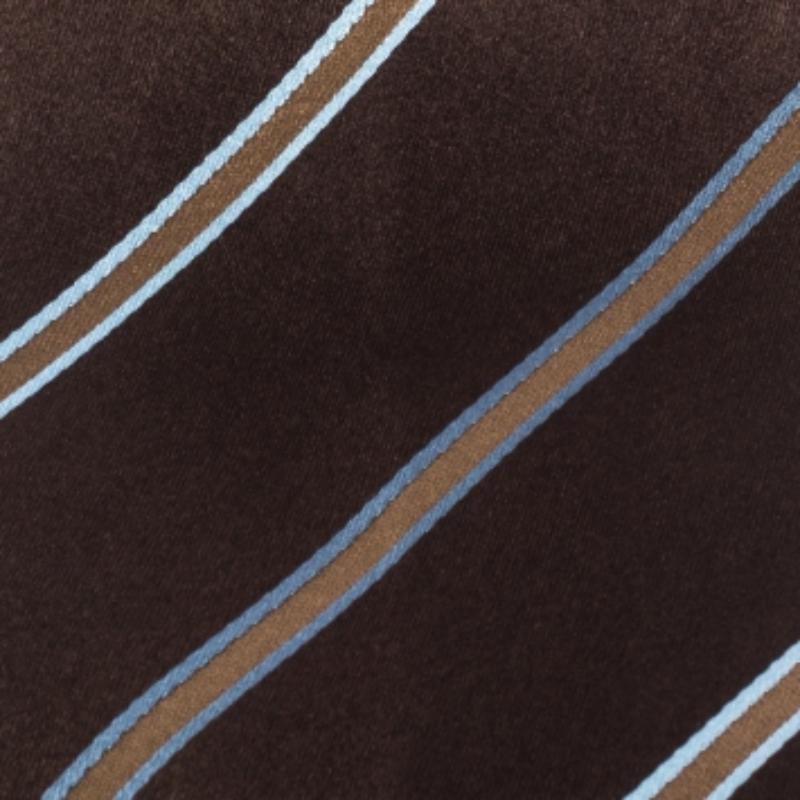 Per accompagnare e completare i tuoi abiti da cerimonia, Ermenegildo Zegna ti propone questa meravigliosa cravatta tradizionale realizzata in pura seta. È di colore marrone con strisce diagonali su tutta la superficie, l'etichetta e il passante sul