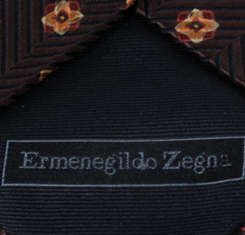 This Ermenegildo Zegna tie is a perfect formal accessory that has a sharp and modern appeal. Made from silk, it features a brown shade, a floral pattern, and the brand label neatly stitched at the back. It is sure to add oodles of style to your