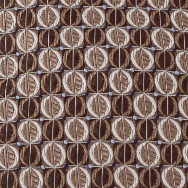 Made of 100% silk, this Ermenegildo Zegna tie features a geometric pattern all over. This finely-tailored accessory will add a charming finish.