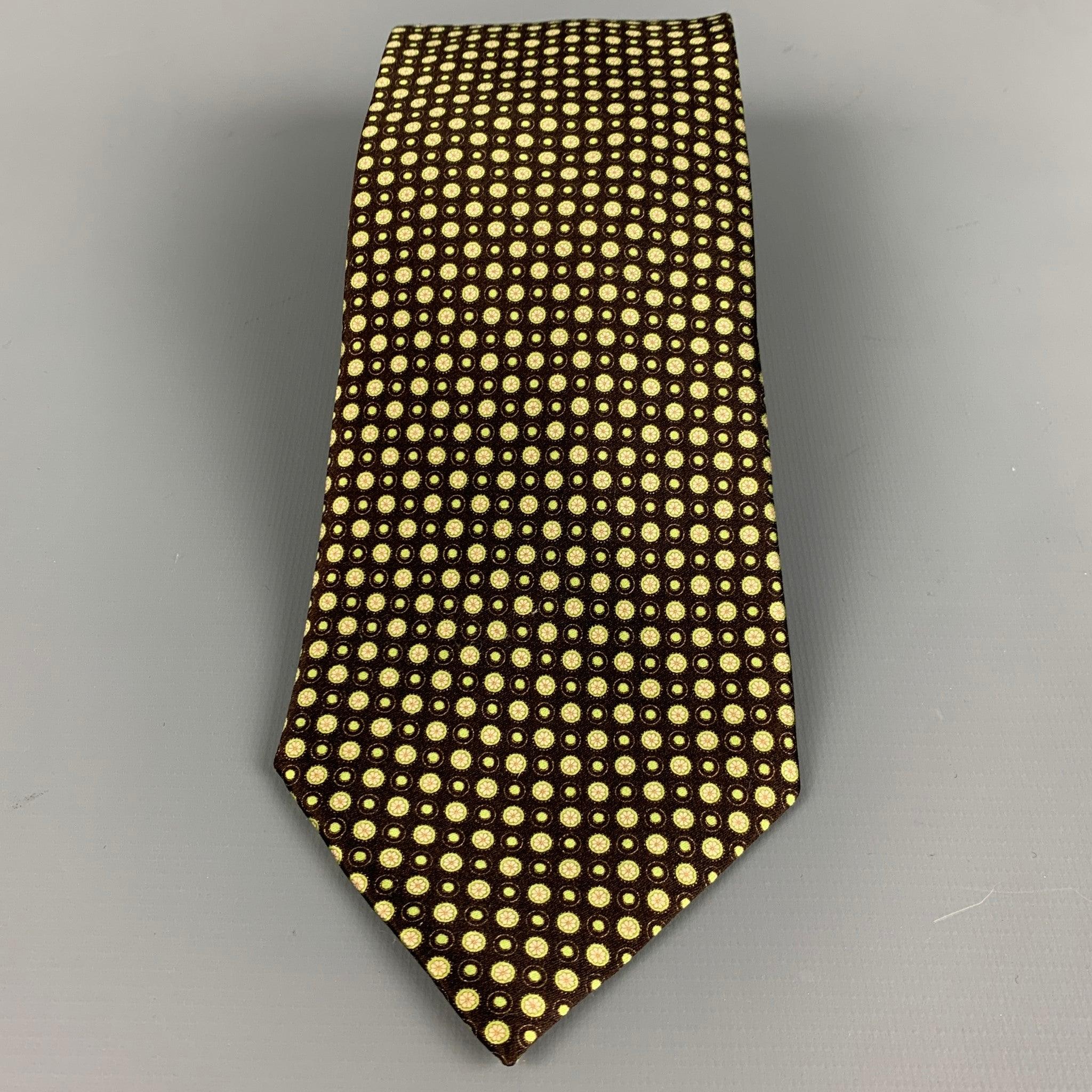 ERMENEGILDO ZEGNA
cravatta in tessuto di raso di seta marrone con motivo a pois verdi e agrumi di lime. Made in Italy. Eccellente condizione di usato. 

Misure: 
  Larghezza: 3,5 pollici Lunghezza: 59 pollici 
  
  
 
Riferimento: 127840
Categoria: