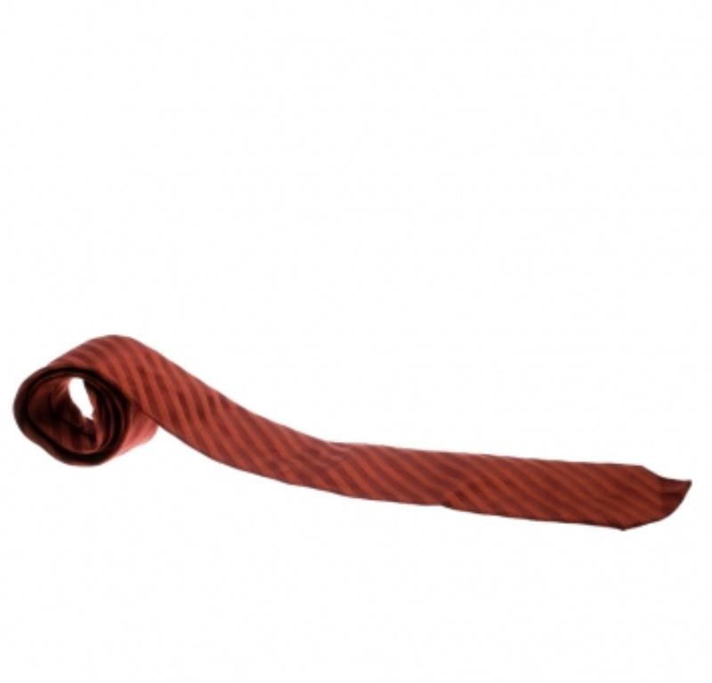 Cette cravate marron et bordeaux d'Ermenegildo Zegna vous donnera à coup sûr une allure suave, intelligente et très séduisante. La cravate est fabriquée à 100 % en soie et présente un motif à chevrons et des rayures diagonales sur toute sa surface.