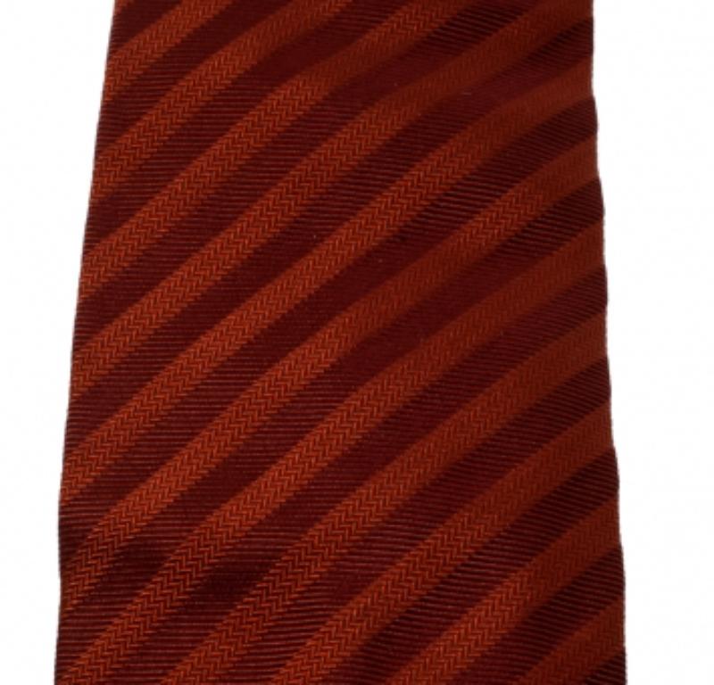 Ermenegildo Zegna Brown Maroon Chevron Pattern Diagonal Striped Traditional Tie (cravate traditionnelle à rayures diagonales) Bon état - En vente à Dubai, Al Qouz 2