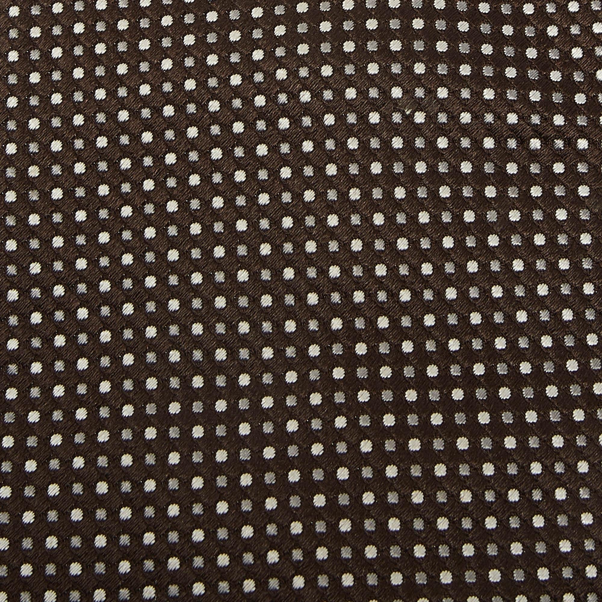 This tie is a perfect formal accessory that has a sharp and modern appeal. Made from luxurious materials, it features intricate patterns, and the brand label is neatly stitched at the back. It is sure to add oodles of style to your blazers.