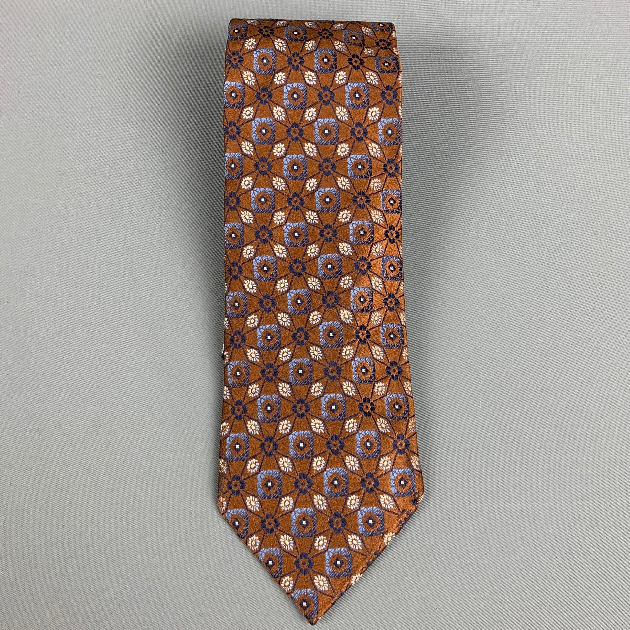 ERMENEGILDO ZEGNA
Krawatte aus braunem Seidenstoff mit abstraktem, marineblauem Blumenjacquard. Made in Italy Ausgezeichneter Pre-Owned Zustand. 

Abmessungen: 
  Breite: 3,5 Zoll Länge: 60 Zoll 
  
  
Referenz: 128082
Kategorie: Krawatte
Mehr