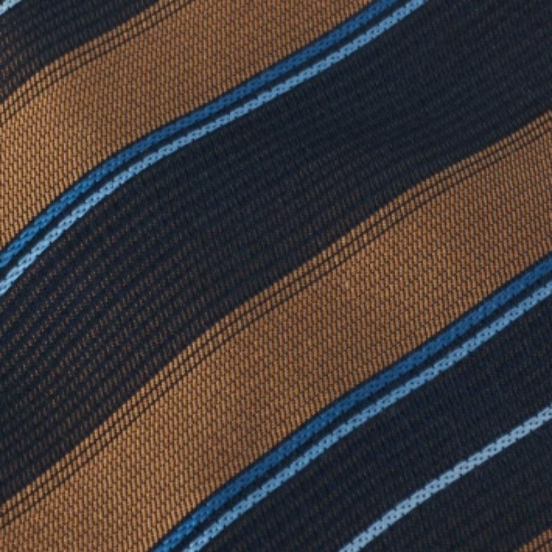 Cette cravate est un accessoire formel parfait qui présente un attrait pointu et moderne. Confectionné dans des matières luxueuses, il présente des motifs complexes et l'étiquette de la marque est soigneusement cousue au dos. Il ne manquera pas