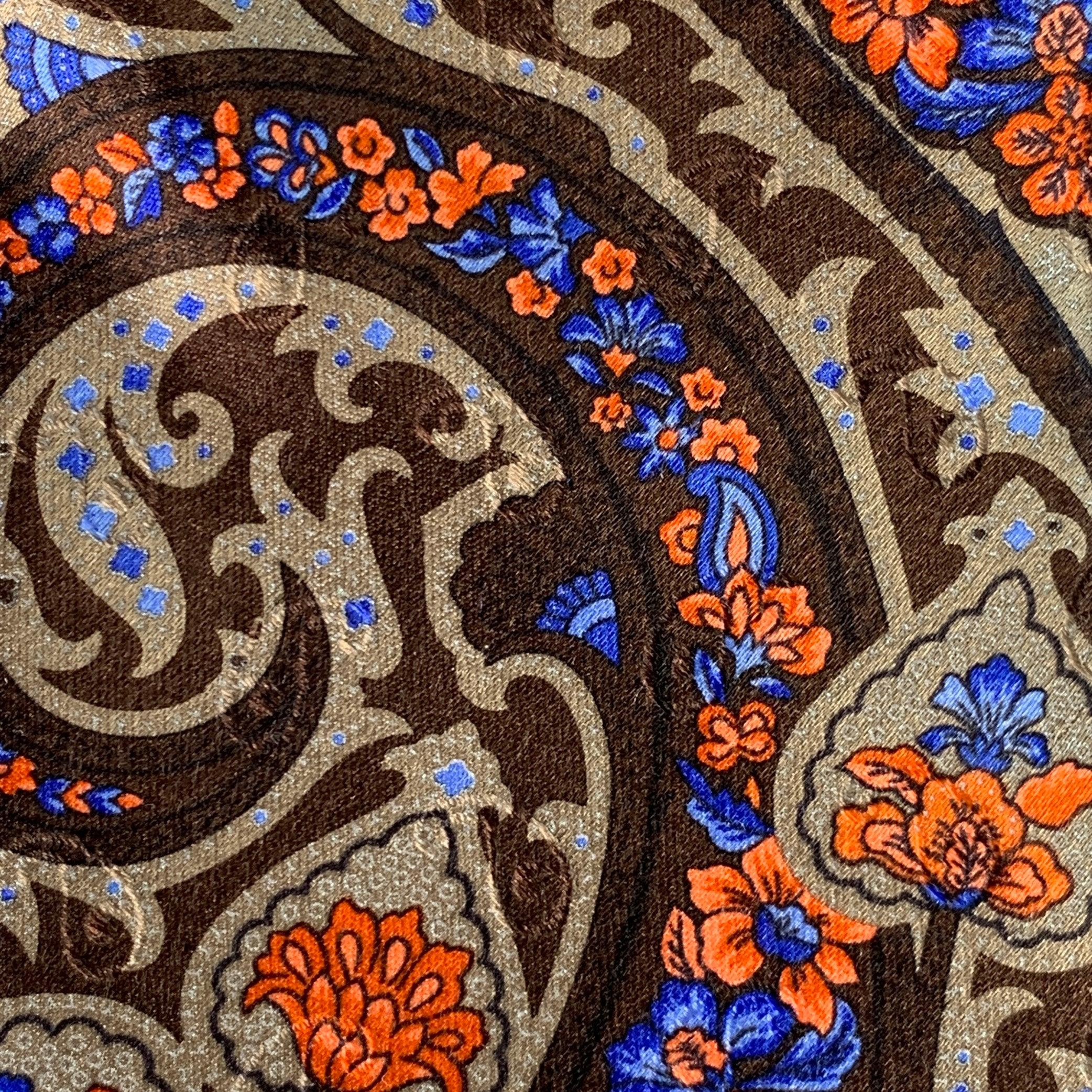 Cravate ERMENEGILDO Zegna en satin de soie marron et orange à motif cachemire et détails floraux. Fabriqué en Italie. Excellent état. 

Mesures : 
  Largeur : 3.25 pouces Longueur : 61 pouces  

  
  
 
Référence Sui Generis : 139301
Catégorie :