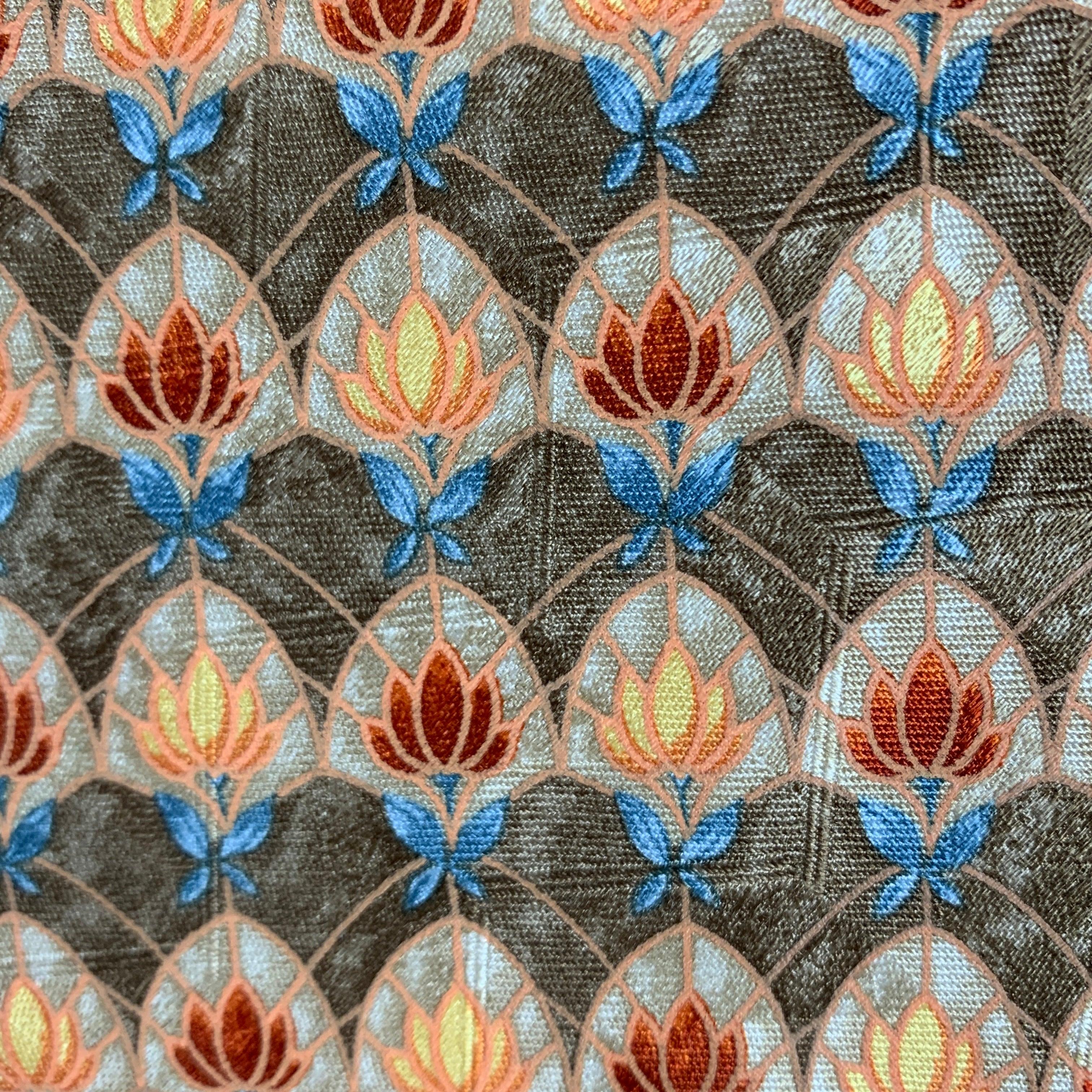 La cravate vintage ERMENEGILDO Zegna se décline dans une palette de couleurs automnales, rouge, orange et marron, et présente un motif floral abstrait. 100 % soie. Fabriquées en Italie.
Très bon état d'origine.
 

Mesures : 
  Largeur : 3 pouces