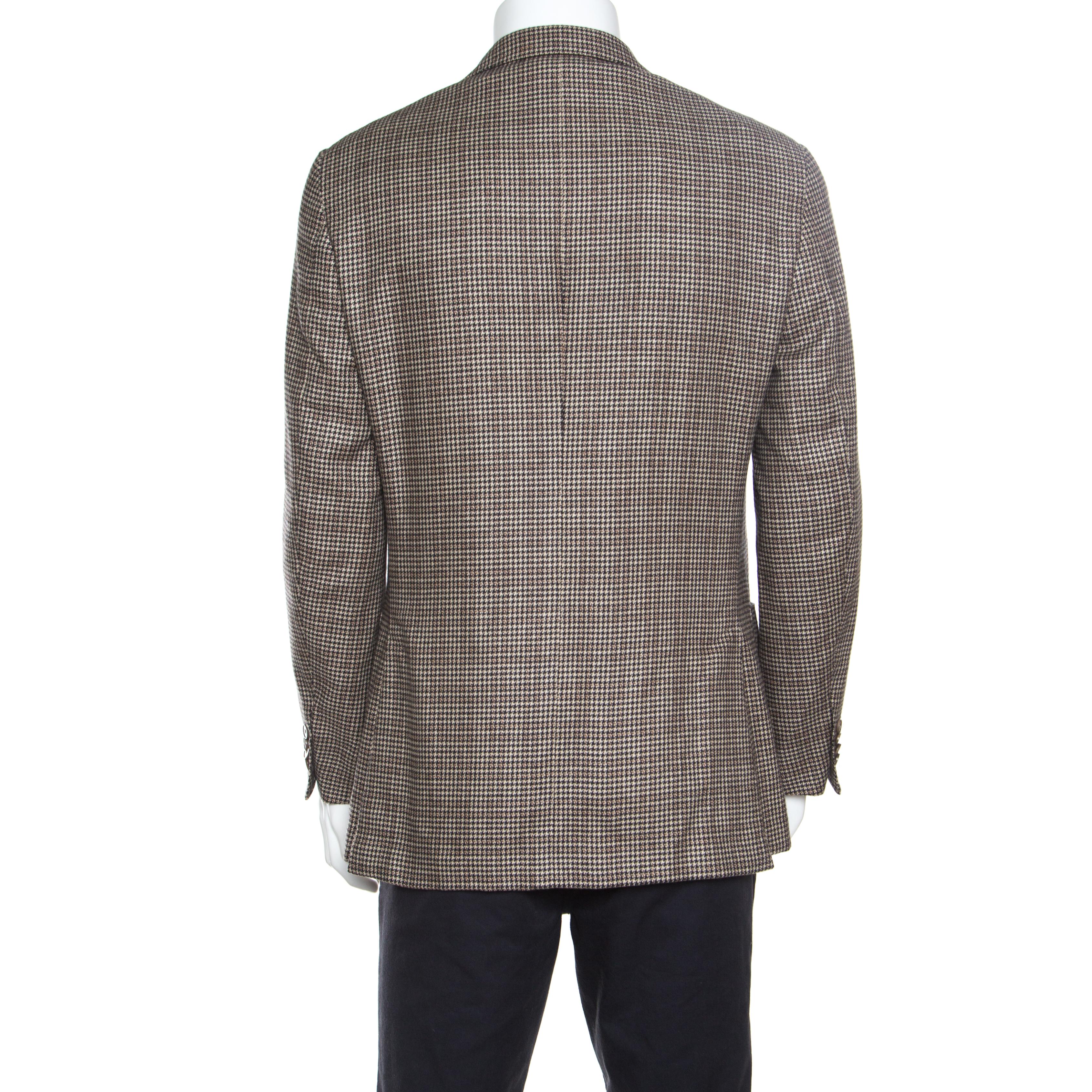 Nothing gives you a better style than a well-tailored blazer. This Mila blazer by Ermenegildo Zegna is a classic creation meant to elevate your formal look. Cut from a brown wool and cashmere blend, it is adorned with a quirky houndstooth pattern
