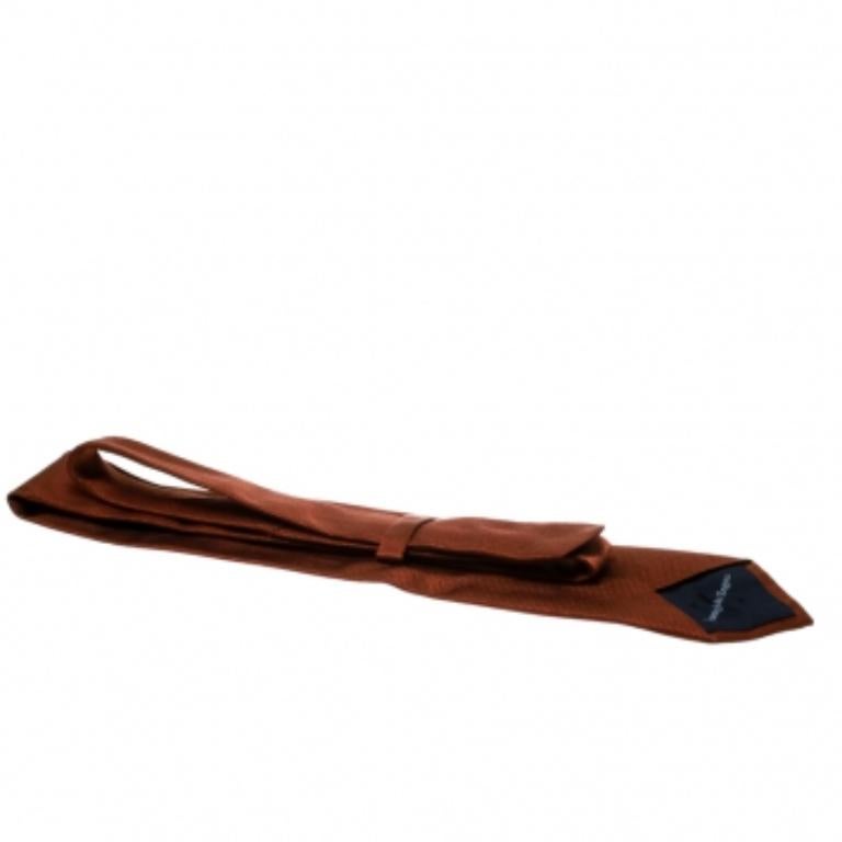 Le luxe s'exprime à travers le choix de vos accessoires avec cette cravate marron d'Ermenegildo Zegna. Il a été coupé dans un mélange de soie et de coton et présente des détails jacquard sur l'ensemble de sa surface.