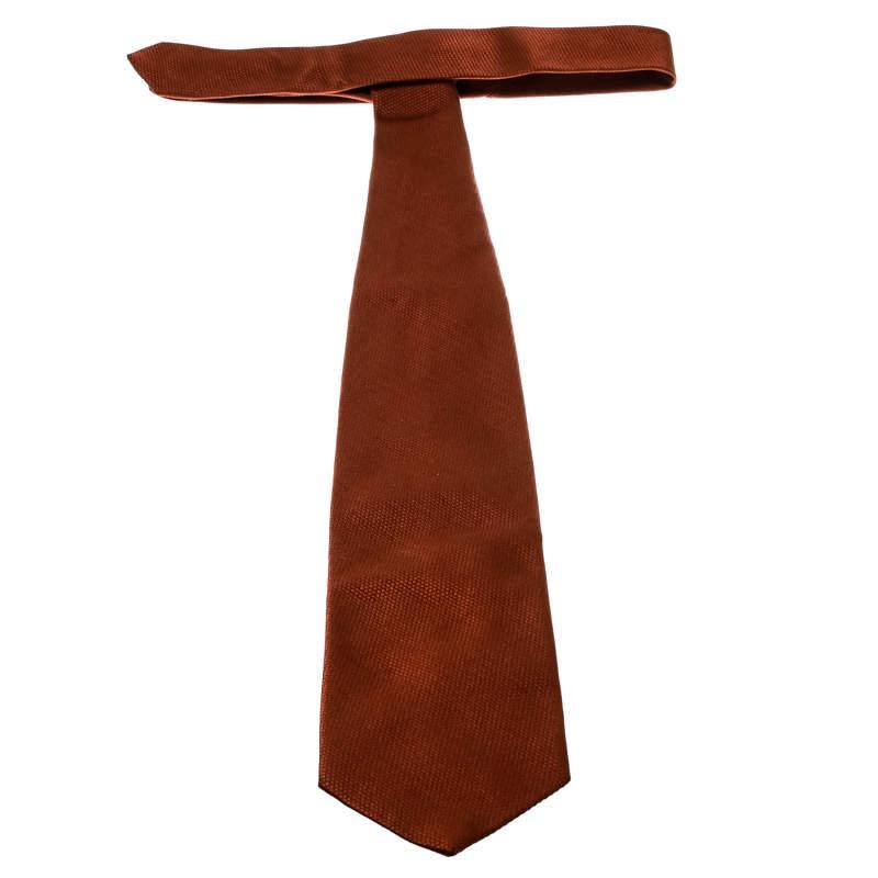 Speak luxury through your choice of accessories with this brown tie from Ermenegildo Zegna. It has been cut from silk-cotton blend and designed with jacquard detailing all over.

