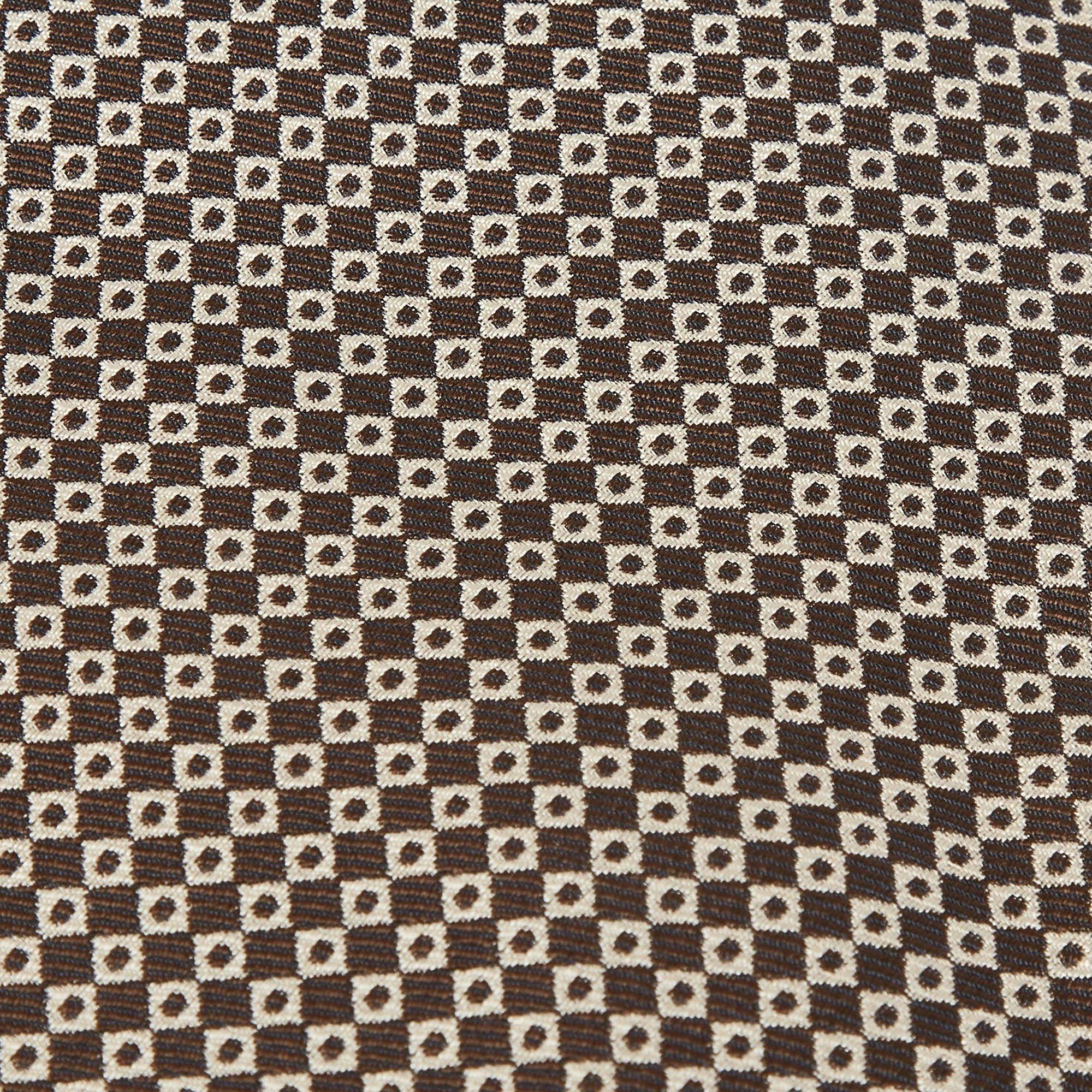 This tie is a perfect formal accessory that has a sharp and modern appeal. Made from luxurious materials, it features intricate patterns, and the brand label is neatly stitched at the back. It is sure to add oodles of style to your blazers.