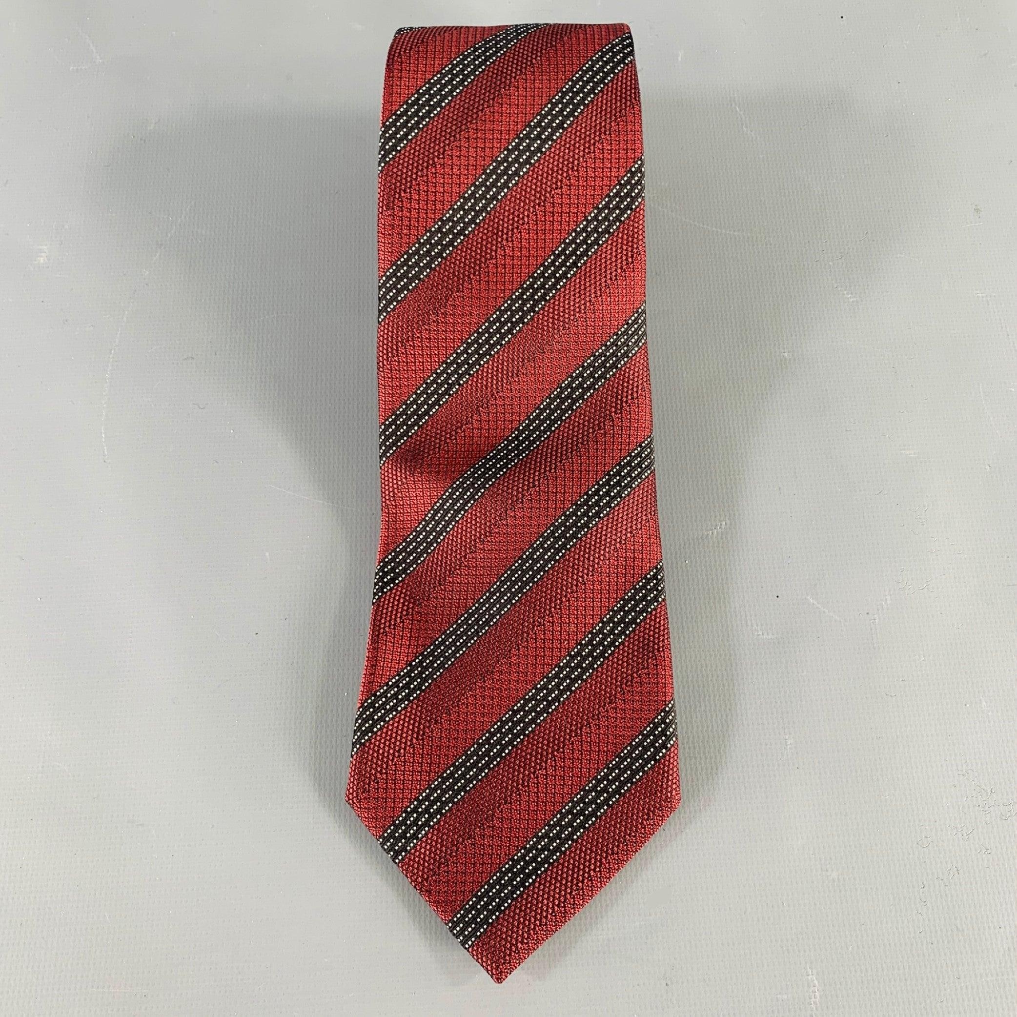 Cravatta Ermenegildo Zegna
in seta jacquard bordeaux e nera con motivo a righe diagonali. Made in Italy. Eccellente condizione di usato. 

Misure: 
  Larghezza: 3,25 pollici Lunghezza: 60 pollici 
  
  
 
Riferimento Sui Generis: 135000
Categoria:
