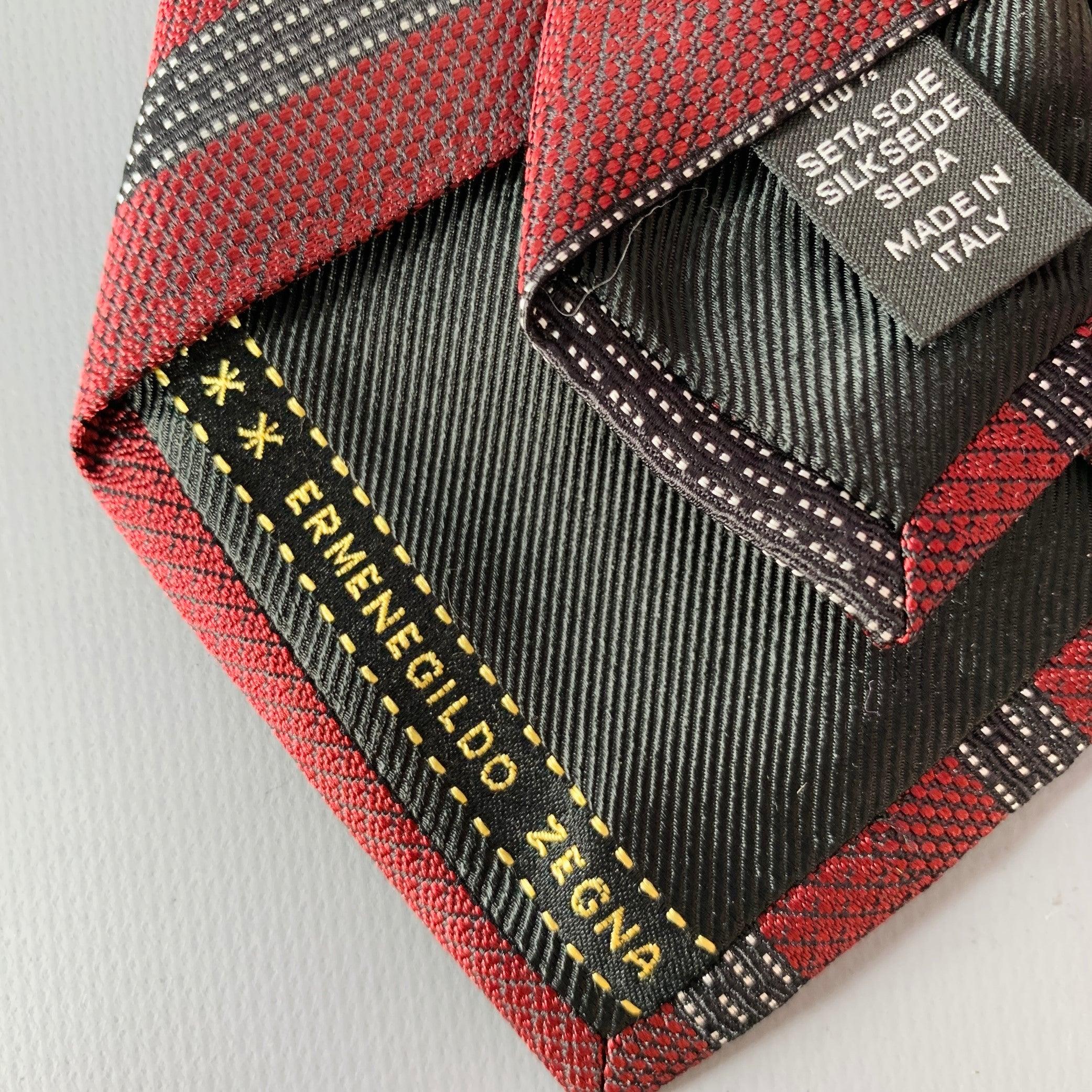 Rosso Ermenegildo Zegna Cravatta in seta jacquard a righe diagonali nere e bordeaux in vendita