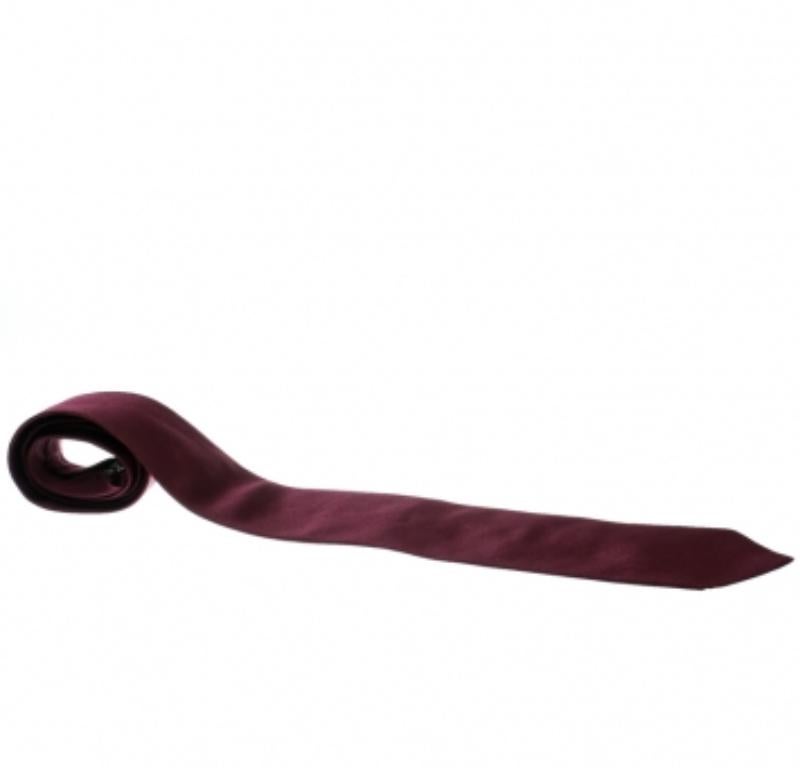 Coupée dans une soie de qualité, cette cravate bordeaux d'Ermenegildo Zegna présente des rayures diagonales en jacquard sur toute sa surface. La pièce est complétée par une boucle de maintien au dos. Soyez élégant en l'associant à des chemises