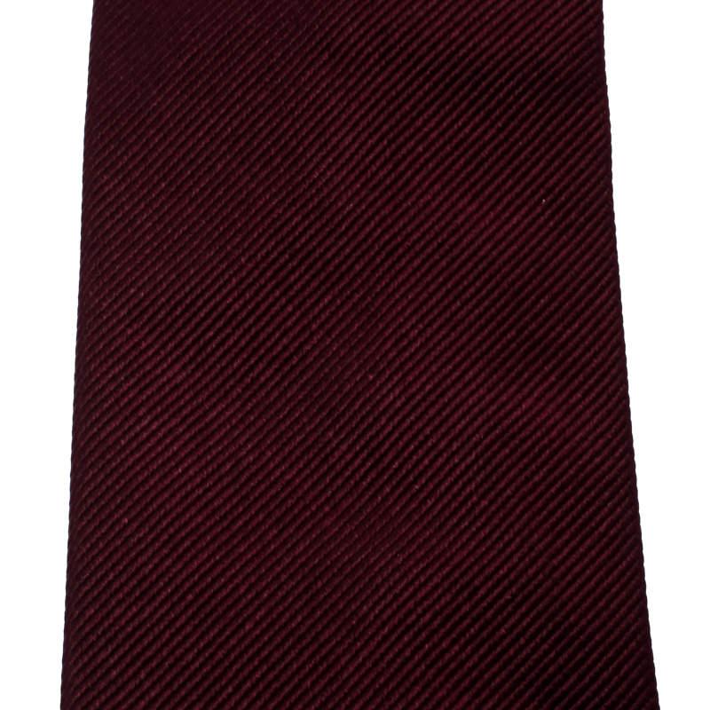 Ermenegildo Zegna Burgundy Diagonal Striped Silk Jacquard Traditional Tie In Good Condition For Sale In Dubai, Al Qouz 2