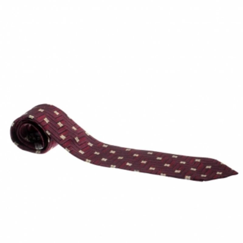 Questa cravatta in seta bordeaux di Ermenegildo Zegna aggiungerà un tocco sofisticato al tuo look. Ha un design a righe a zig-zag con motivi floreali su tutta la superficie, che crea un capolavoro accattivante.