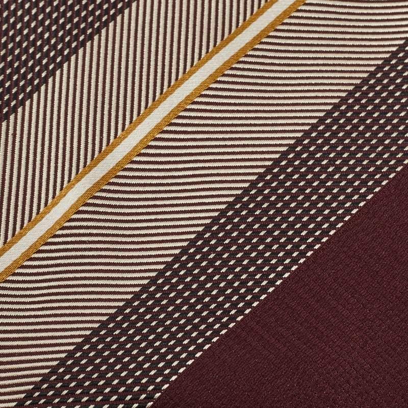 Esta corbata es un accesorio formal perfecto que tiene un atractivo nítido y moderno. Fabricado con materiales de lujo  presenta patrones intrincados  y la etiqueta de la marca está bien cosida por detrás. Seguro que añade mucho estilo a tus blazers.