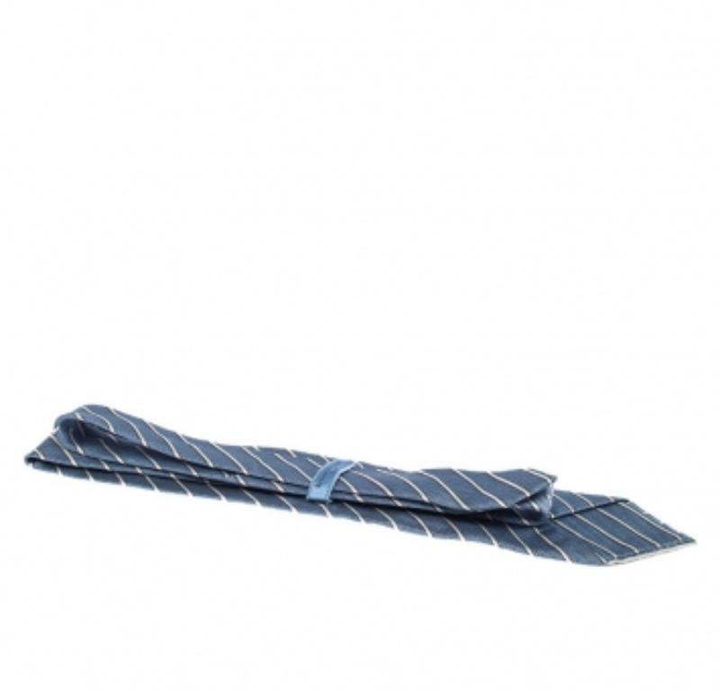 Coupée dans une soie de qualité, cette cravate bleue Ermenegildo Zegna Couture présente des rayures diagonales en jacquard sur toute sa surface. La pièce est complétée par une boucle de maintien au dos. Soyez élégant en l'associant à des chemises