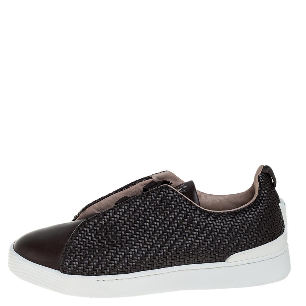 Setzen Sie mit diesen Slipper-Sneakern von Ermenegildo Zegna Couture ein beeindruckendes Style-Statement. Sie sind aus dunkelbraunem Leder gefertigt und verfügen über runde Zehen:: Schnürsenkel an den geflochtenen Vamps und geprägte Logodetails auf