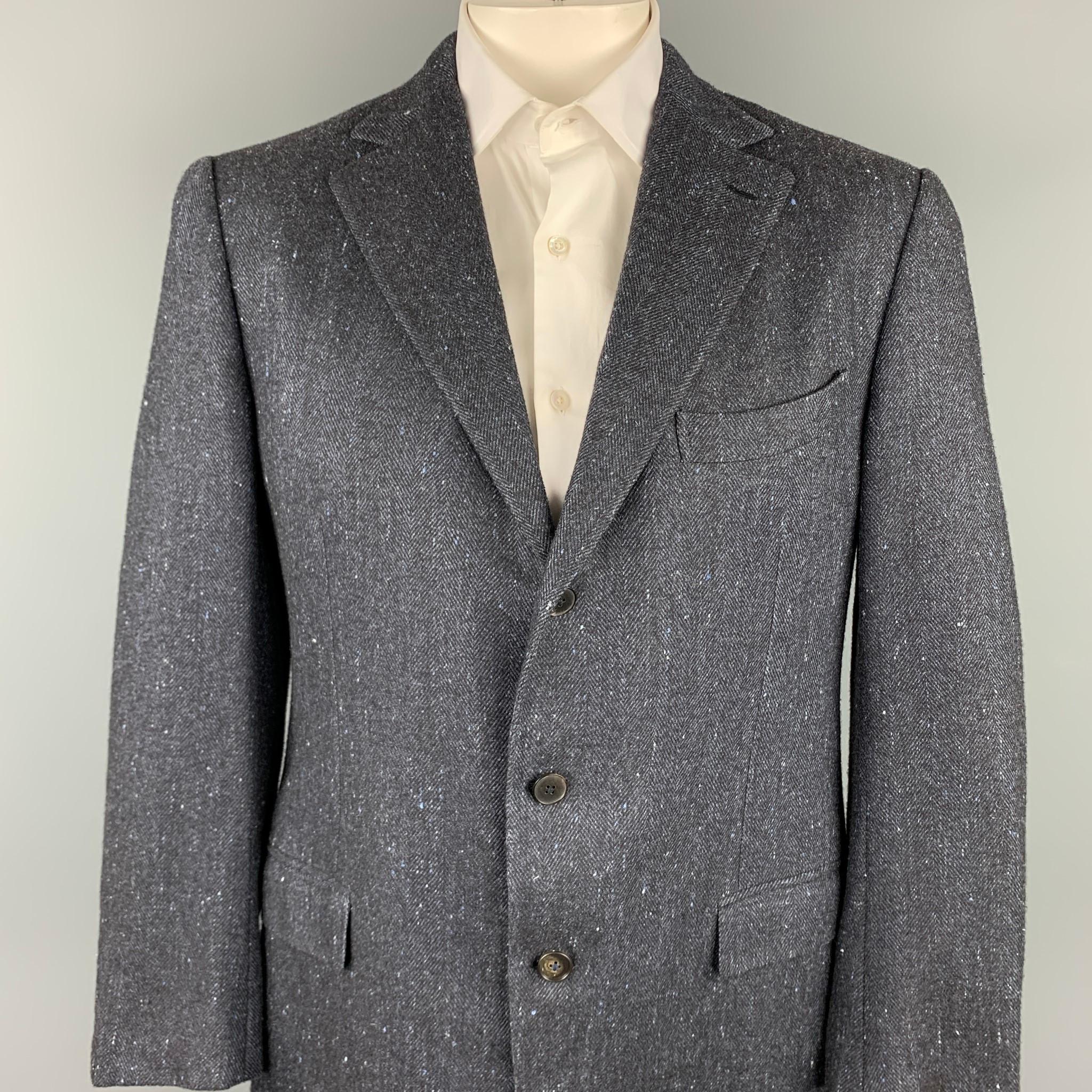 ERMENEGILDO ZEGNA sport coat comes in a navy herringbone cashmere blend with a full liner featuring a notch lapel, flap pockets, and a three button closure. Made in Italy.

Very Good Pre-Owned Condition.
Marked: 54 R

Measurements:

Shoulder: 19