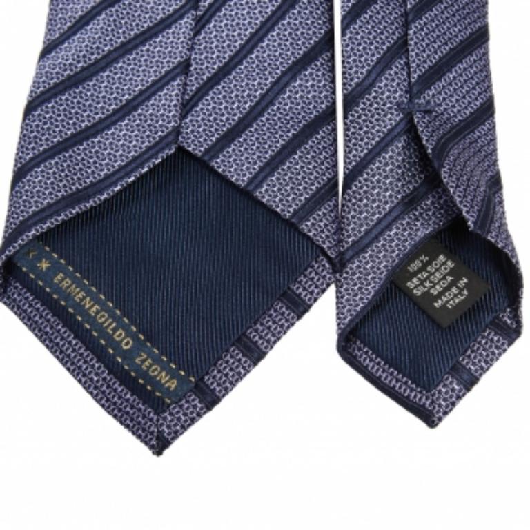 Cette cravate Ermenegildo Zegna est un accessoire formel parfait qui présente un attrait pointu et moderne. Confectionné dans des matières luxueuses, il présente des motifs complexes et l'étiquette de la marque est soigneusement cousue au dos. Il ne