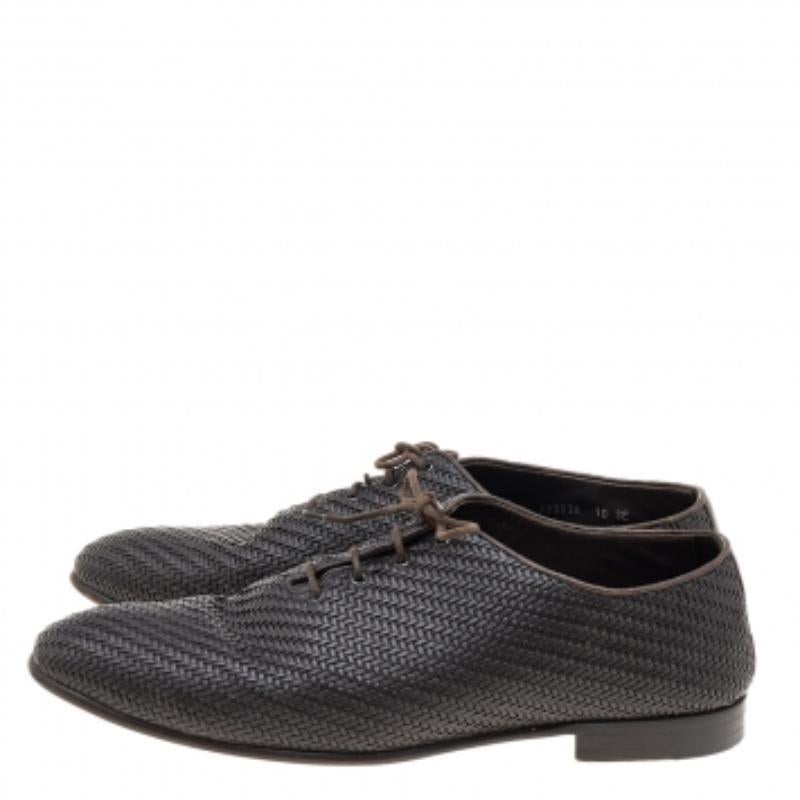 Estos mocasines de Ermenegildo Zegna no sólo son muy atractivos, sino que además están fabricados con gran maestría. Se han tejido con piel de calidad en Italia y se han diseñado con belleza utilizando puntadas cuidadas y cordones en la parte