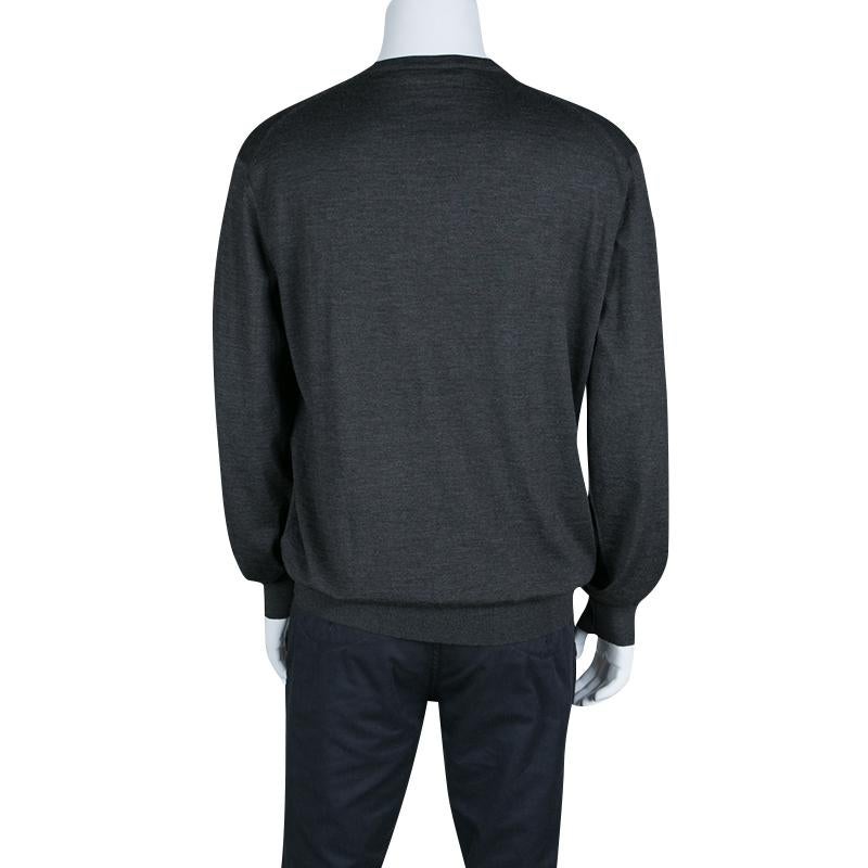The understated grey hue and minimalist appeal combine to make this Ermenegildo Zegna sweater a snug style that can be flaunted with a lot of variety. It is crafted with a blend of cashmere and silk and is designed with long sleeves and a V neck.