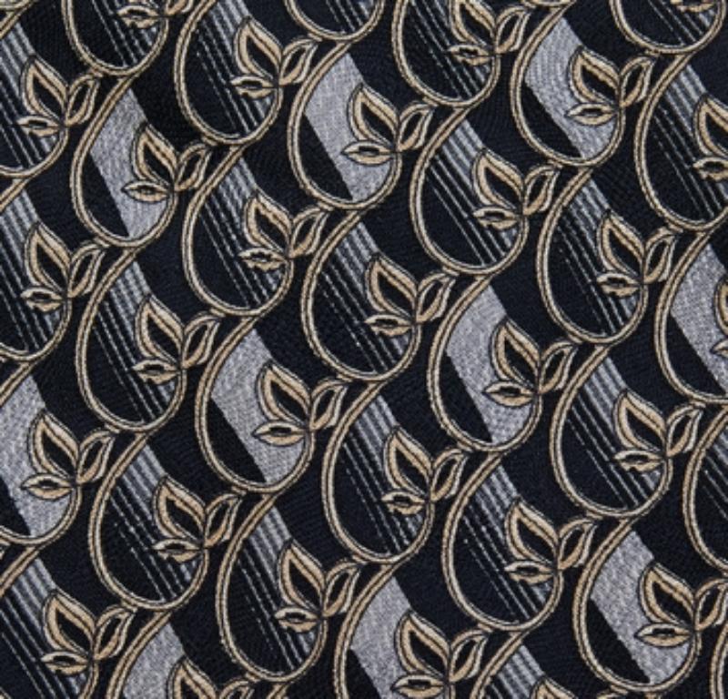 Cette cravate Ermenegildo Zegna est un accessoire formel parfait qui présente un attrait pointu et moderne. Confectionné dans des matières luxueuses, il présente des motifs complexes et l'étiquette de la marque est soigneusement cousue au dos. Il ne