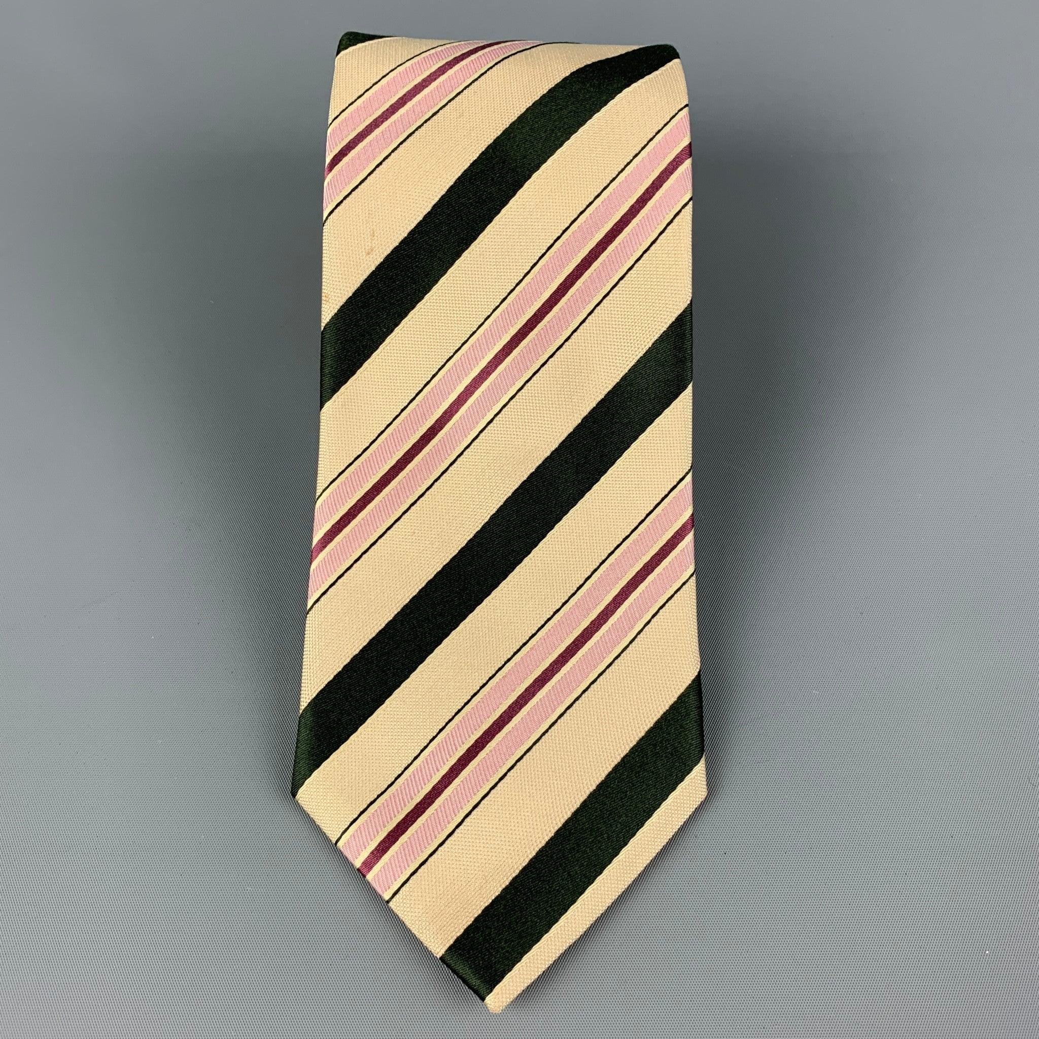 ERMENEGILDO ZEGNA für WILKES BASHFORD Krawatte aus beiger und schwarzer Seide mit diagonalem Streifendruck. Hergestellt in Italien. Guter Pre-Owned Zustand. Geringfügige Mängel. Wie es ist. Breite: 3,75 Zoll Länge: 60 Zoll 
  
  
 
Sui