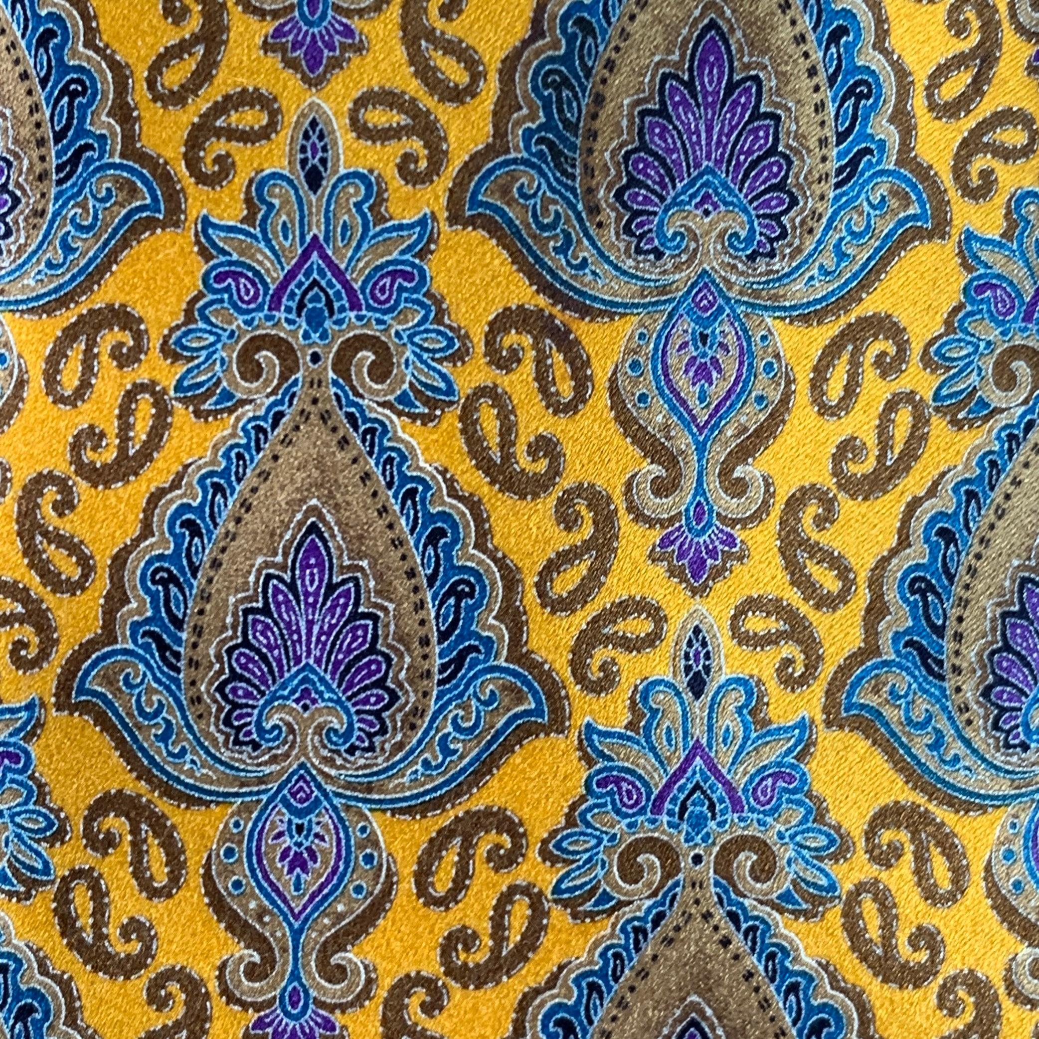 Cravate ERMENEGILDO Zegna en satin de soie bleu et ton or à motif abstrait. Fabriqué en Italie. Excellent état. 

Mesures : 
  Largeur : 3.25 pouces Longueur : 61 pouces 

  
  
 
Référence Sui Generis : 139305
Catégorie : Cravate
Plus de détails
  