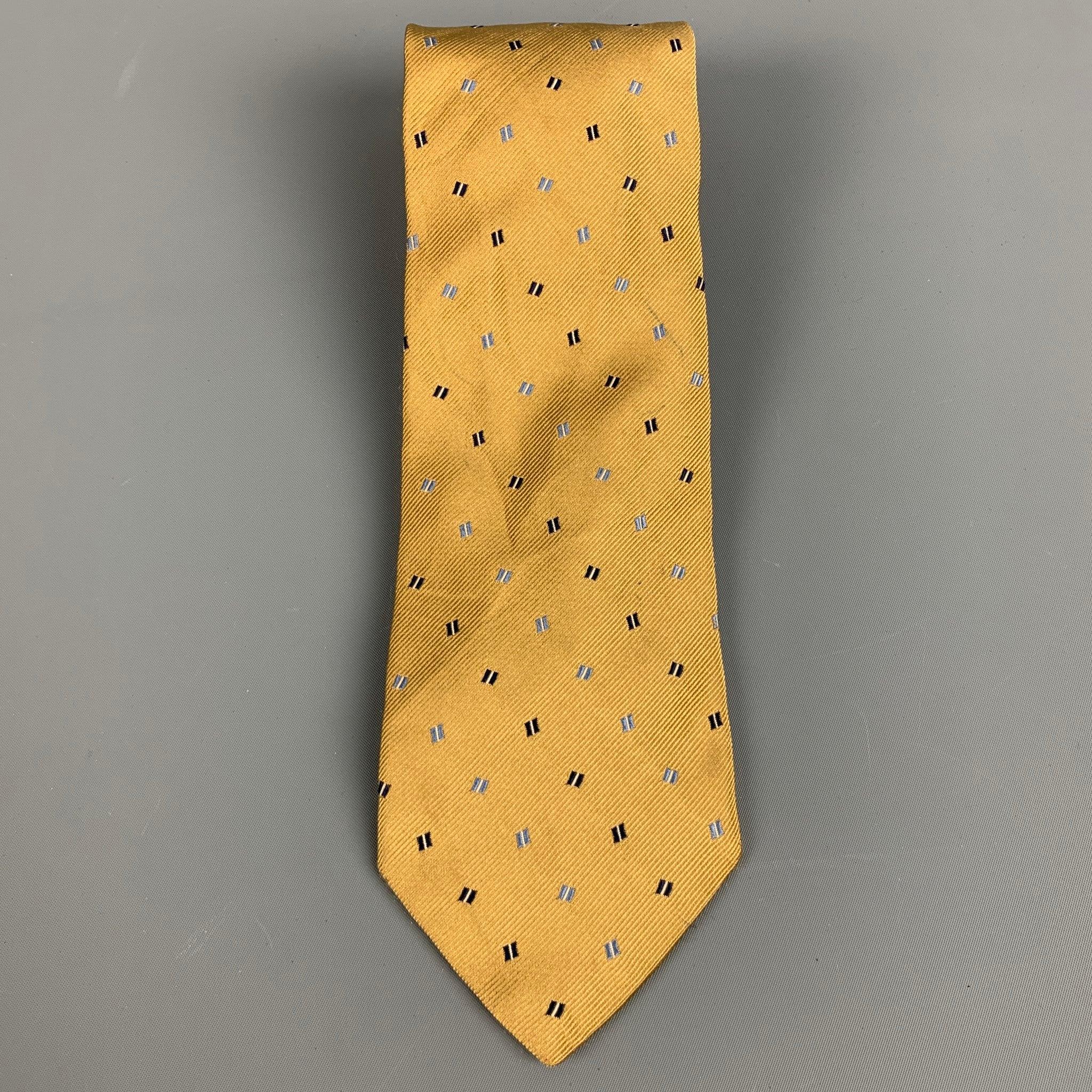 ERMENEGILDO ZEGNA
Krawatte aus goldfarbenem Seidenstoff mit marineblauem und blauem Karomuster. Made in Italy. sehr guter gebrauchter Zustand. Geringfügiges Zeichen. 

Abmessungen: 
  Breite: 3,5 Zoll Länge: 60 Zoll 
  
  
Referenz:
