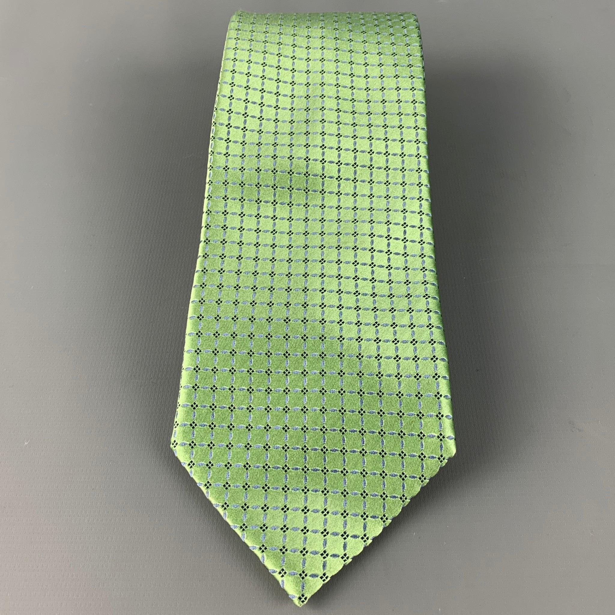 ERMENEGILDO ZEGNA
cravate en satin de soie vert, avec un motif à carreaux bleu clair. Fabriqué en Italie. Très bon état. 

Mesures : 
  Largeur : 3.5 pouces Longueur : 60 pouces 
  
  
 
Référence Sui Generis : 126572
Catégorie : Cravate
Plus de