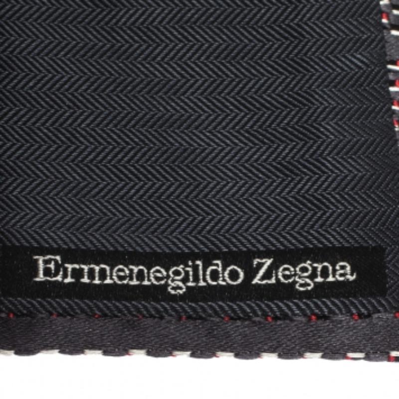 Questa elegante cravatta in seta di Ermenegildo Zegna è perfetta per un uomo cavalleresco. Questa cravatta, di colore grigio, è decorata con un motivo diagonale, un passante e l'etichetta del marchio sul retro. Indossalo per i tuoi incontri più